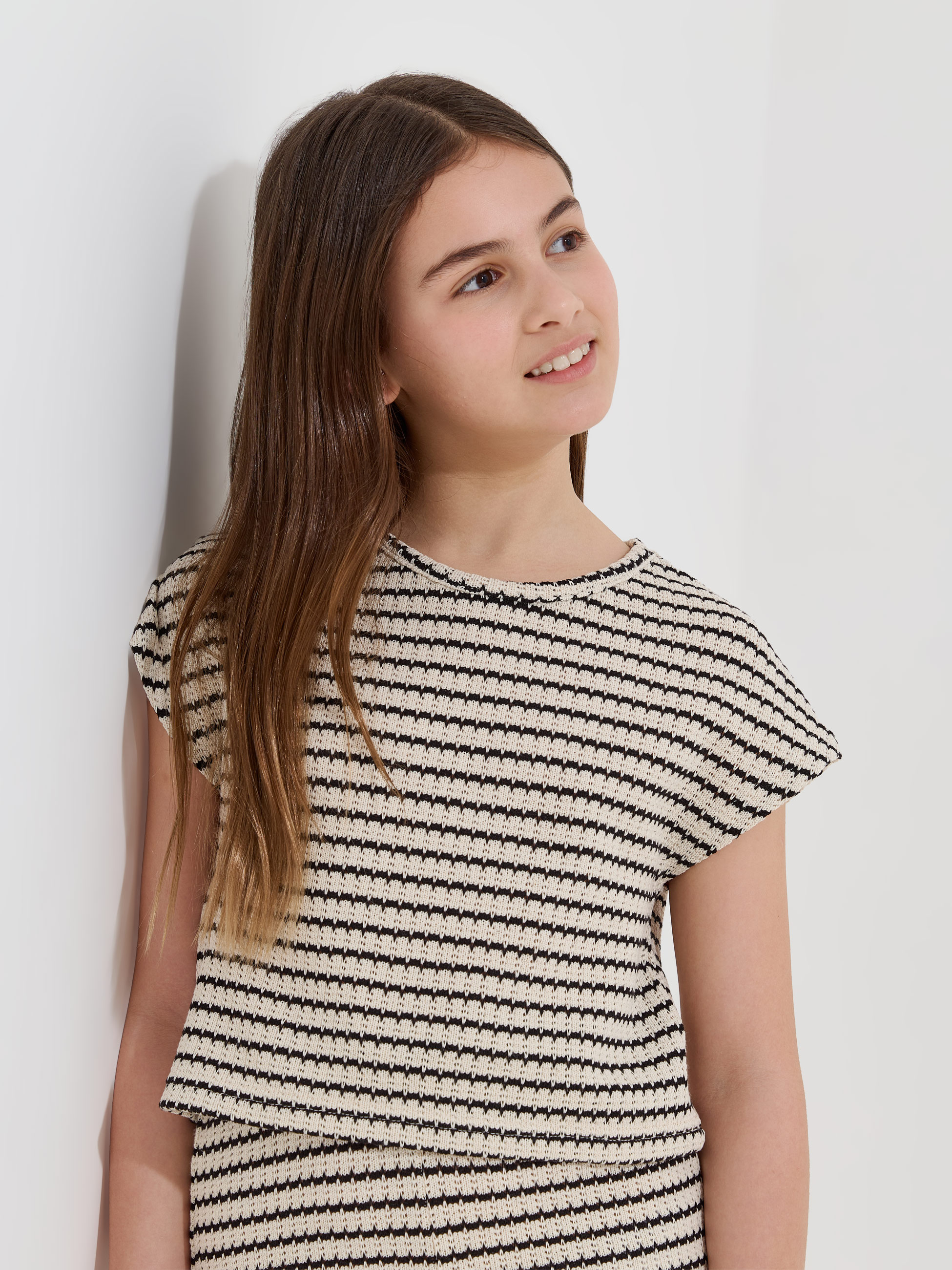 T-shirt cropped em malha às riscas