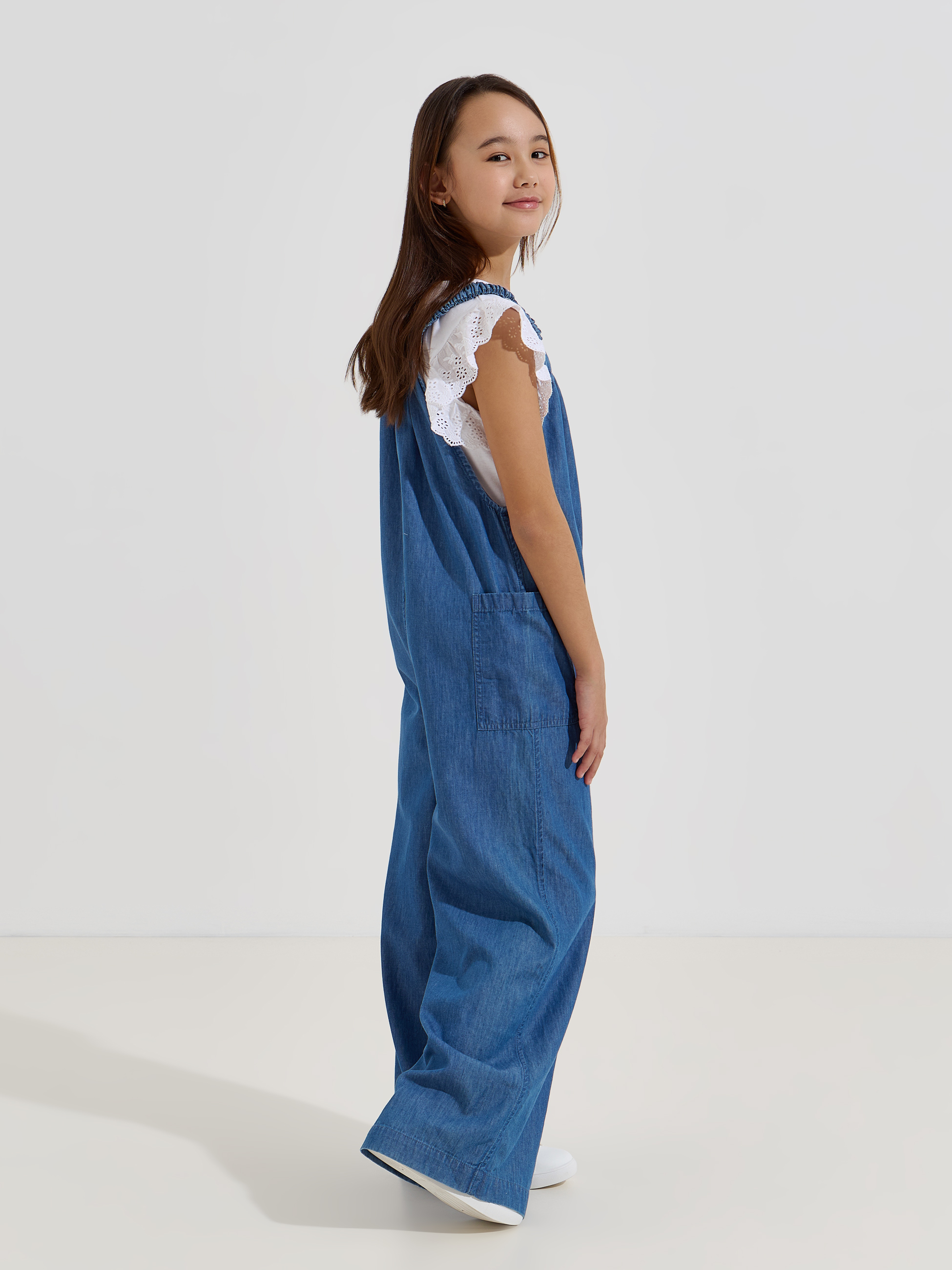 Macacão denim com alças elásticas