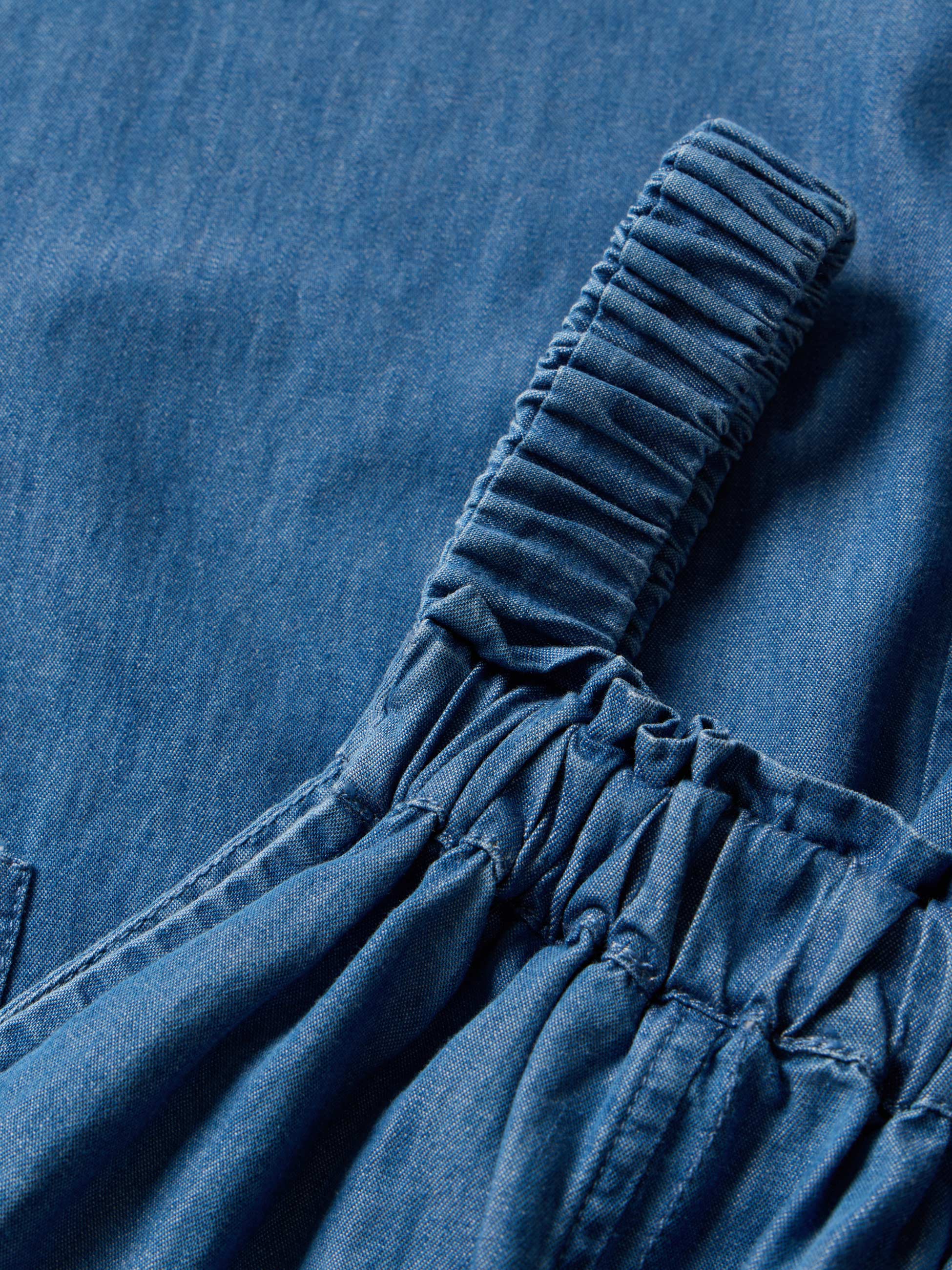 Macacão denim com alças elásticas