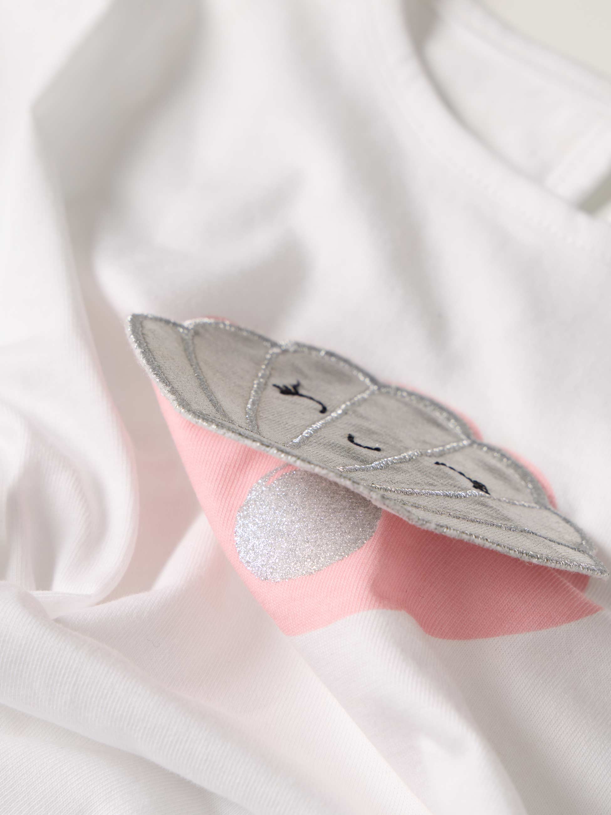 T-shirt com aplicação de concha