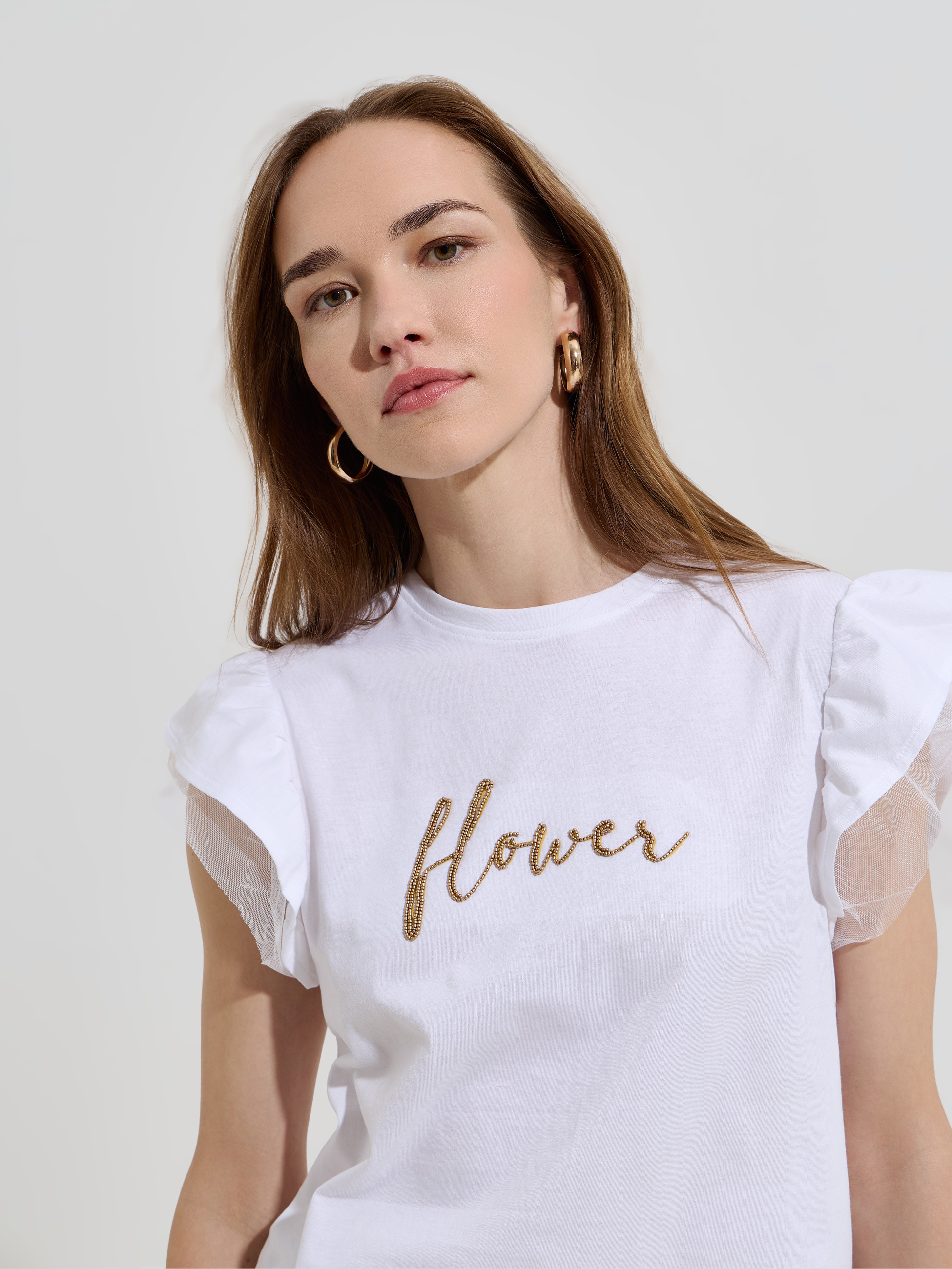 T-shirt com folhos e missangas