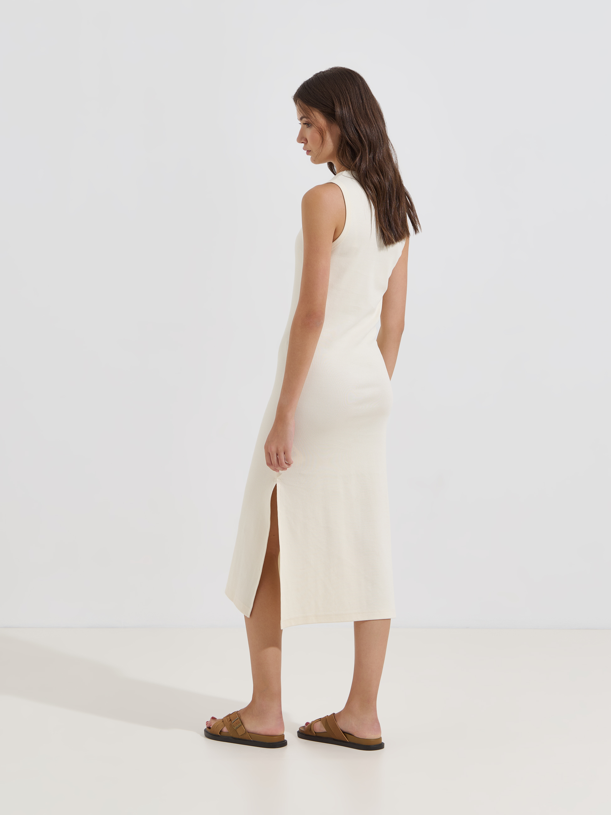 Ribbed midi dress with slit.