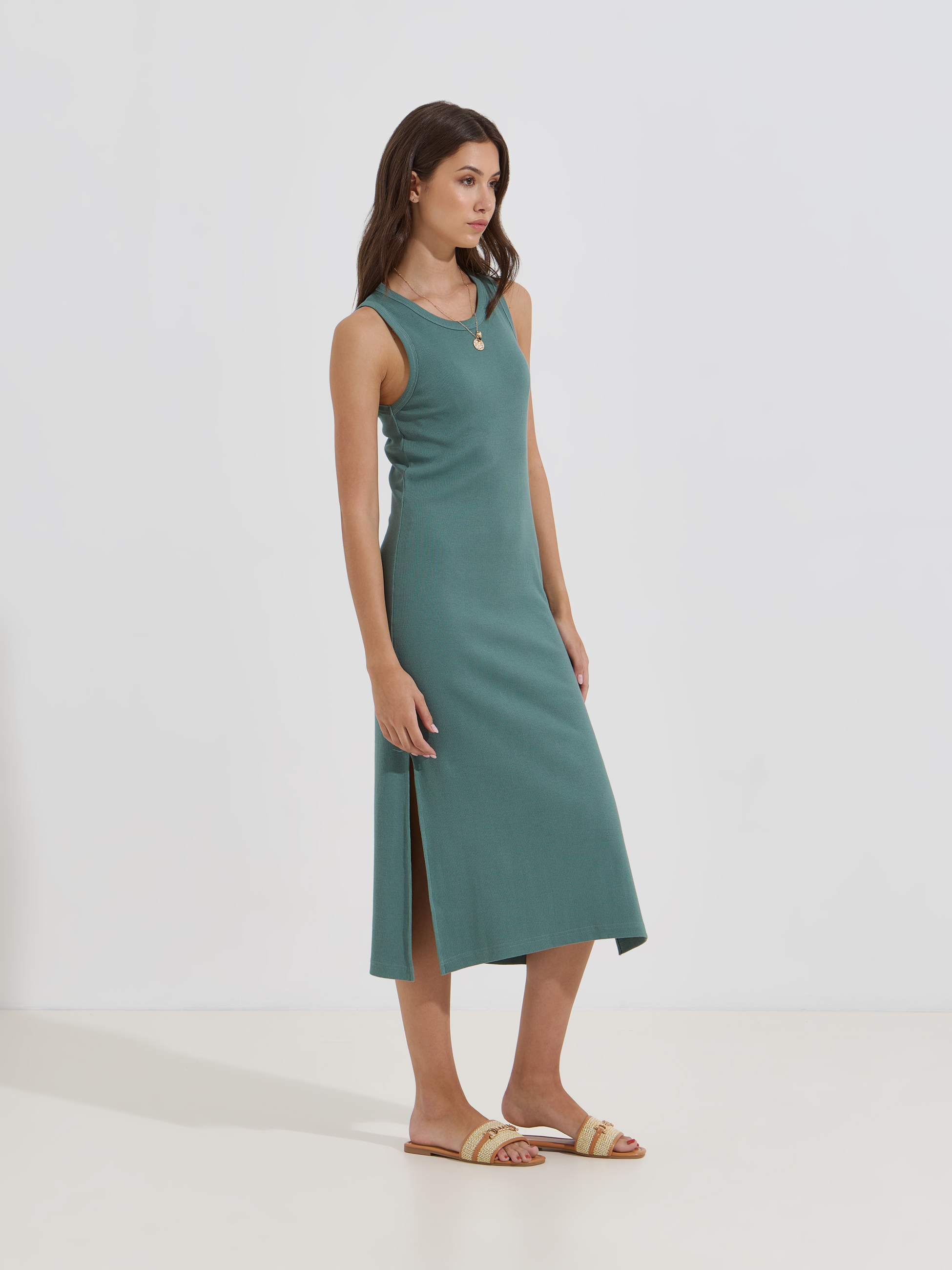Ribbed midi dress with slit.