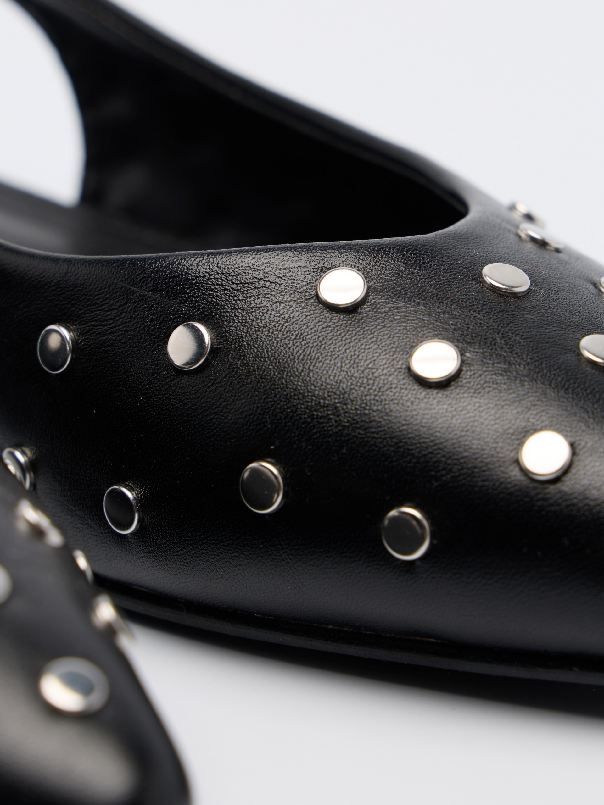 Sapato com tachas