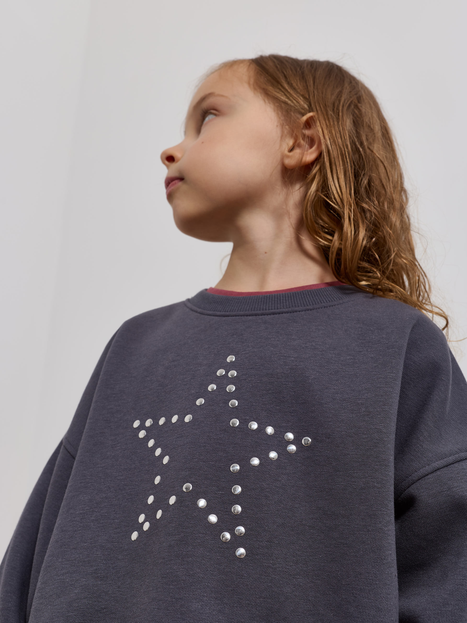 Sweatshirt com aplicação de tachas