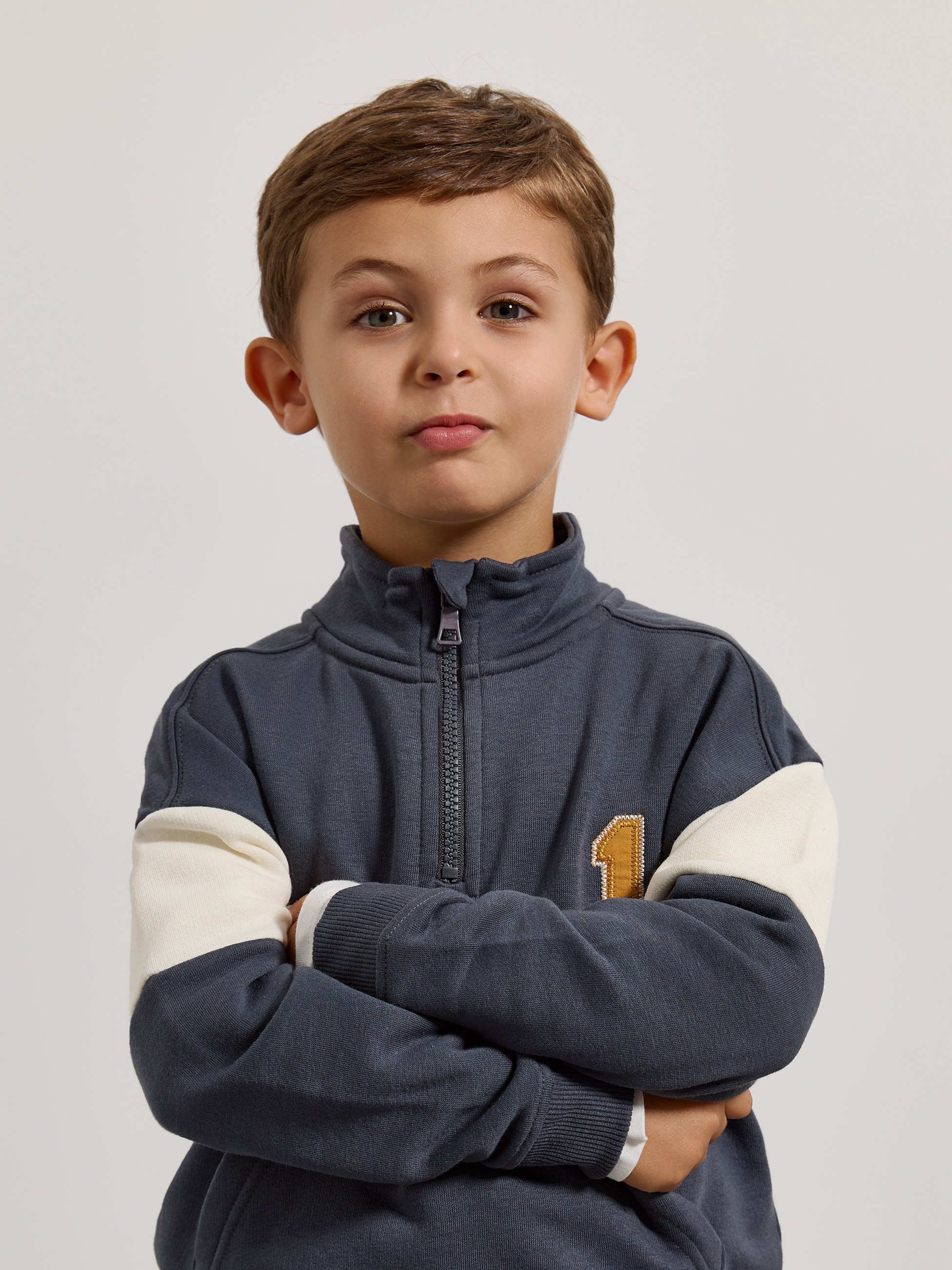 Sweatshirt com fecho e detalhe bordado