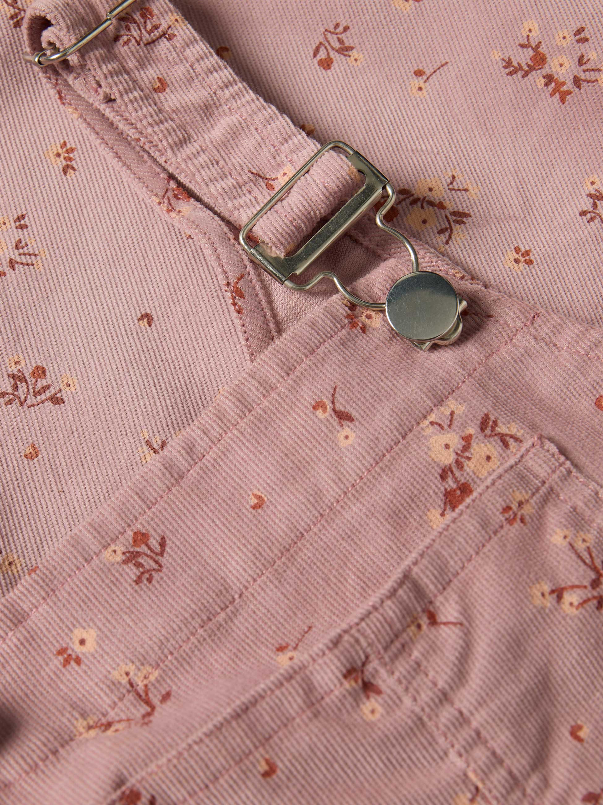 Jardineiras com estampado floral
