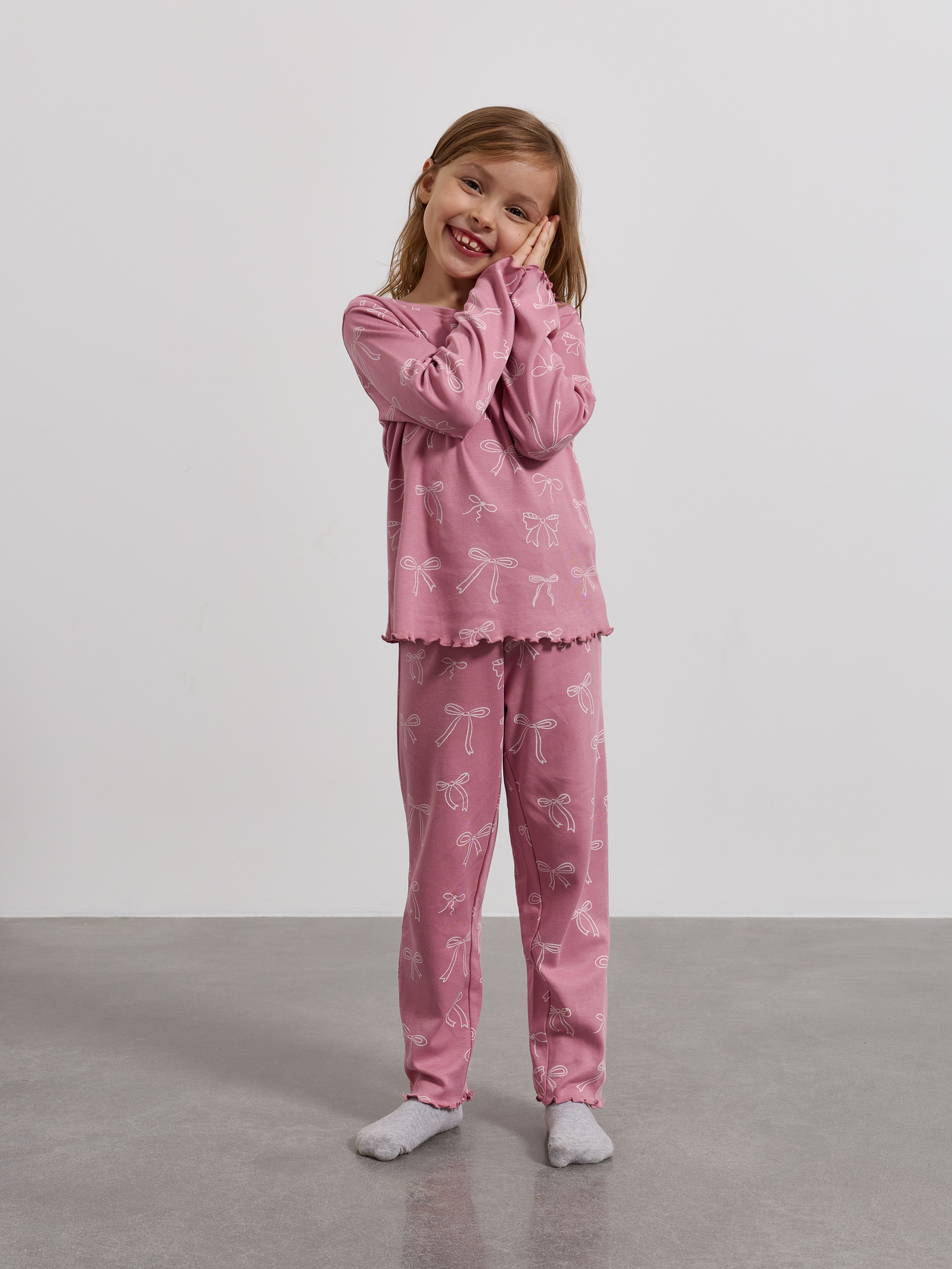Pijama com estampado de laços