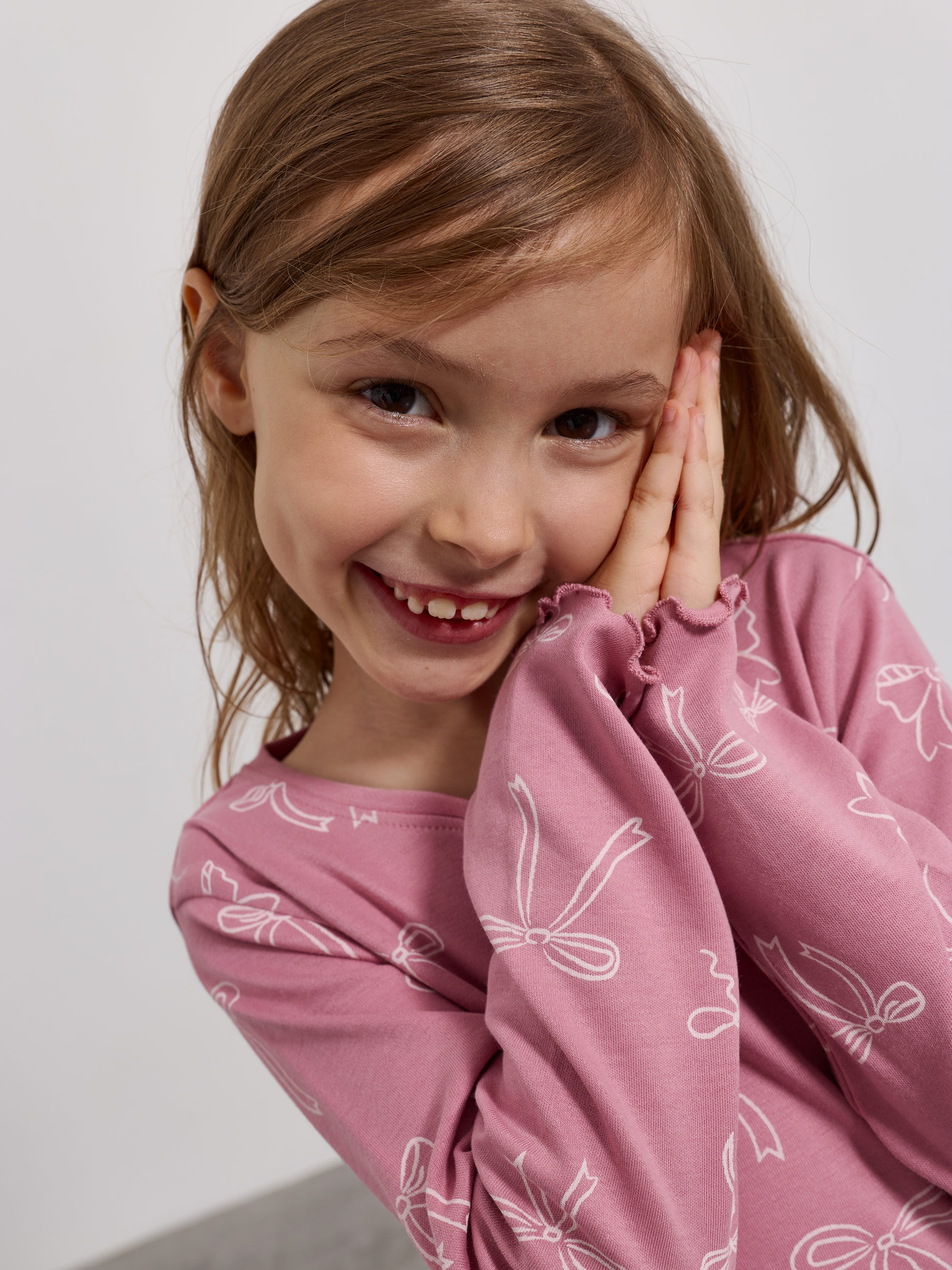 Pijama com estampado de laços