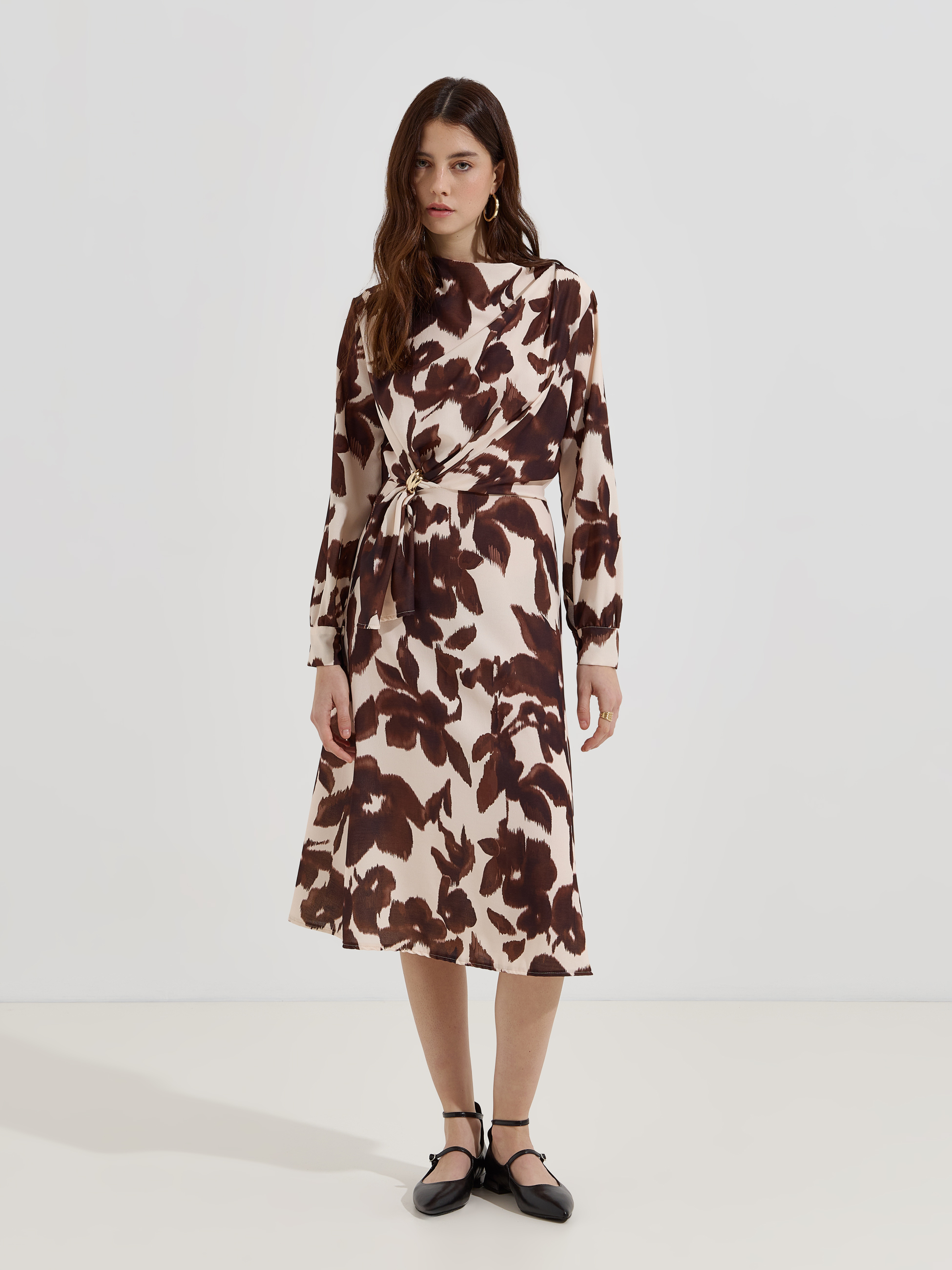 Vestido estampado com broche