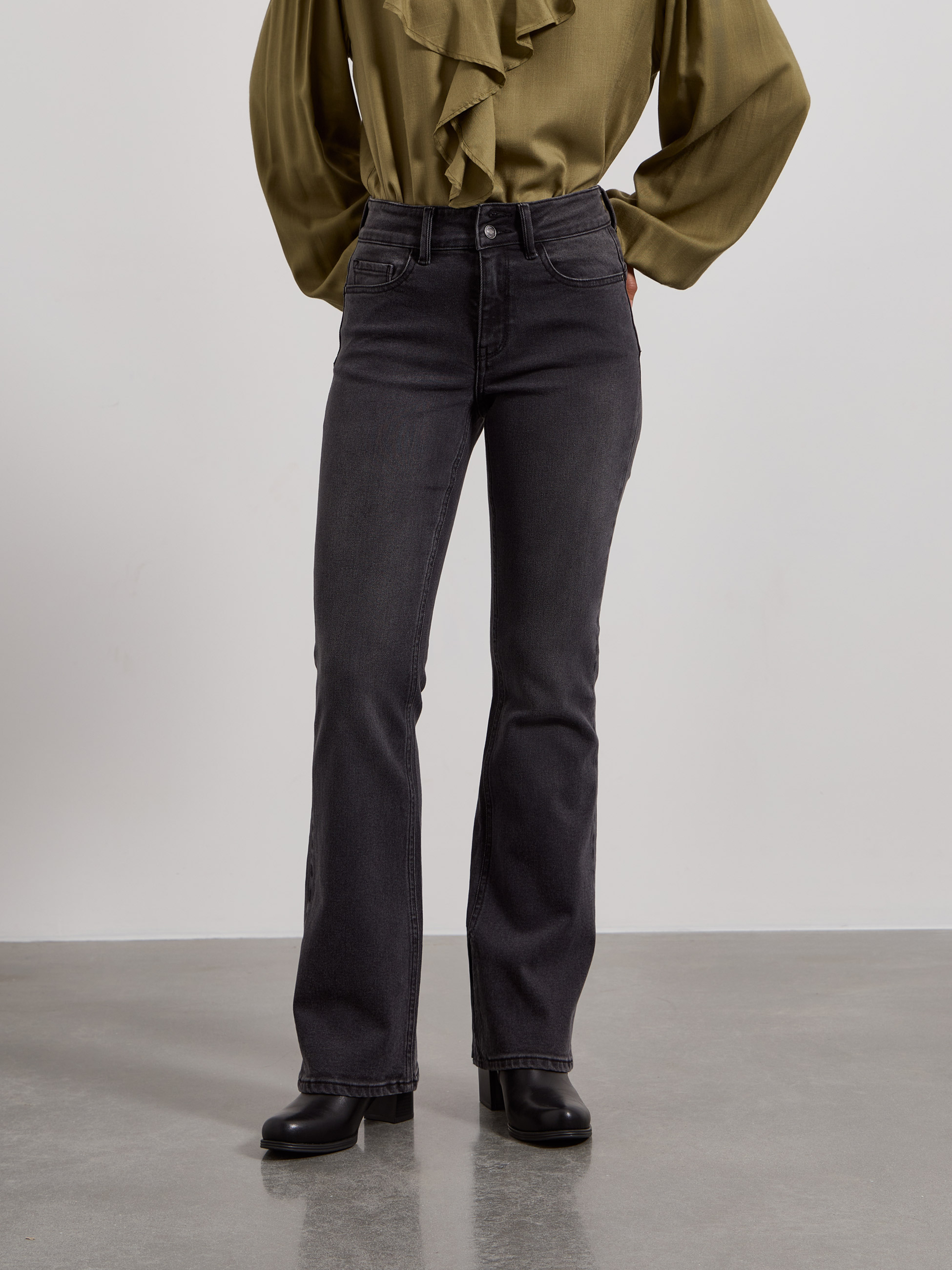 Bootcut push-up jeans