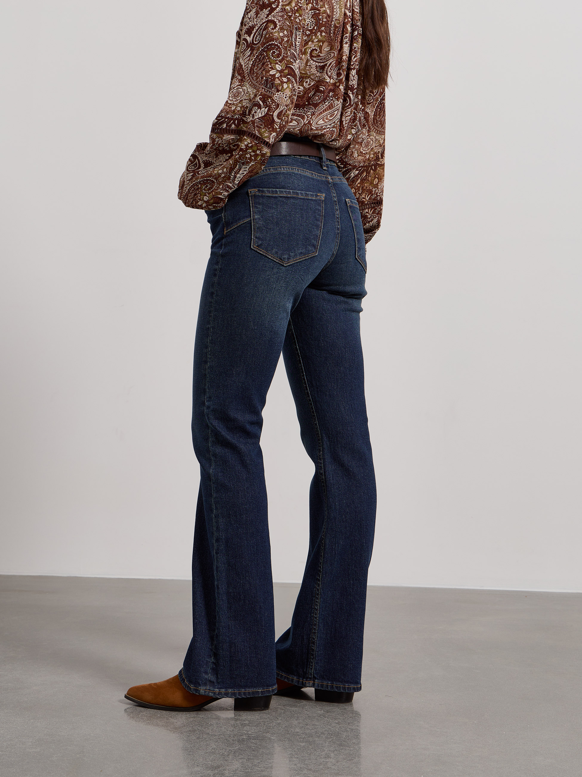 Bootcut push-up jeans