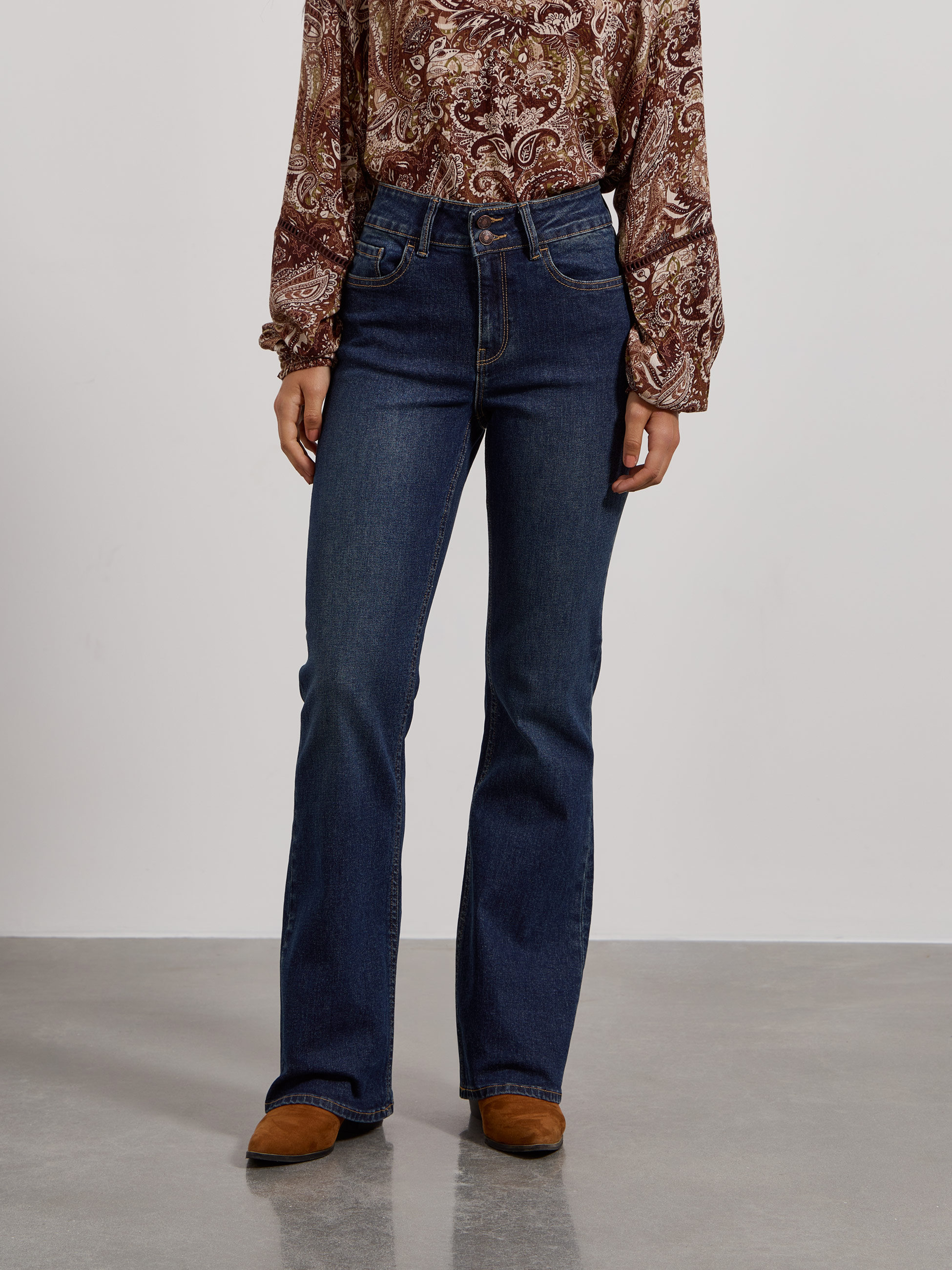 Bootcut push-up jeans