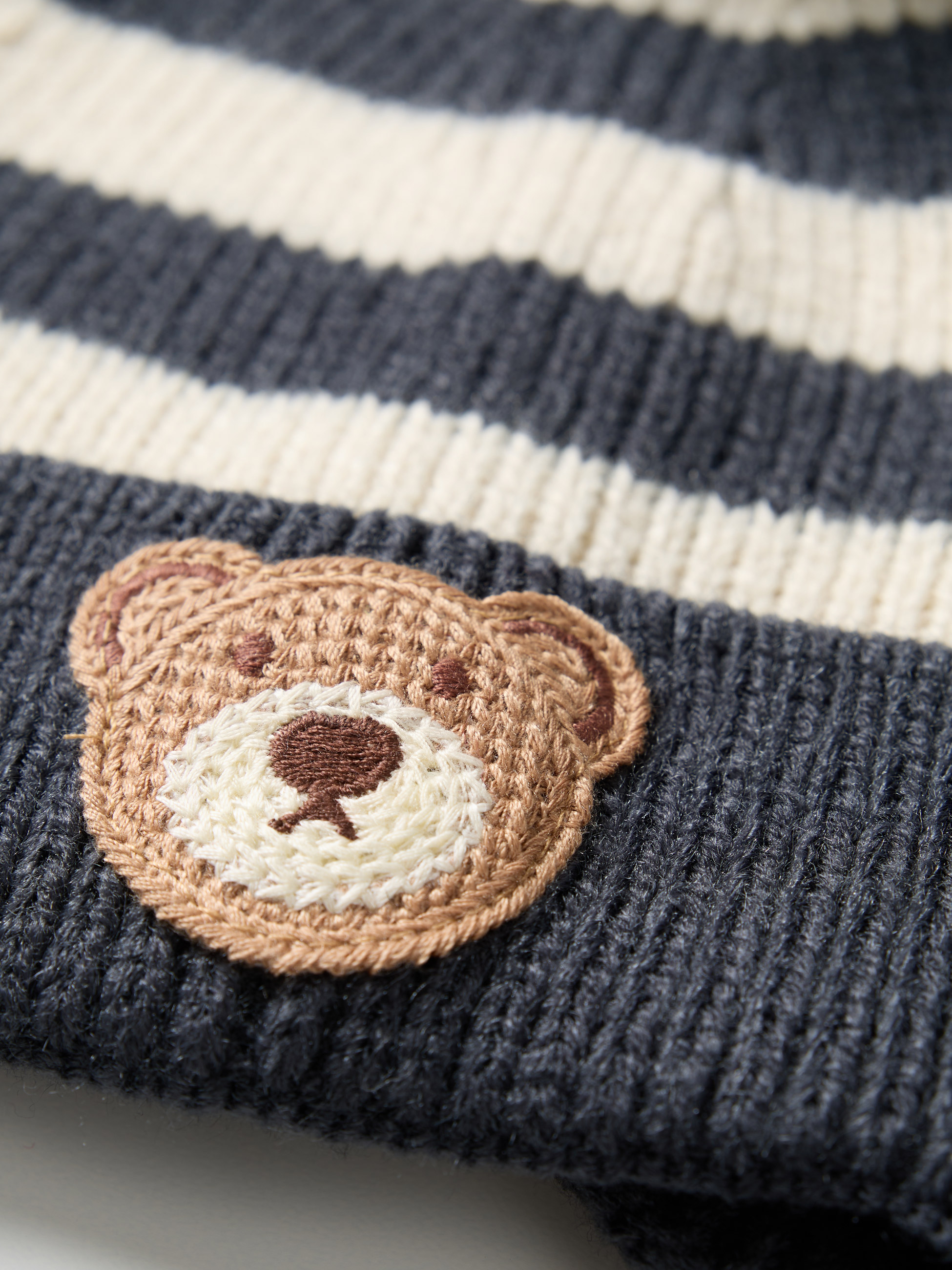 Gorro às riscas com urso
