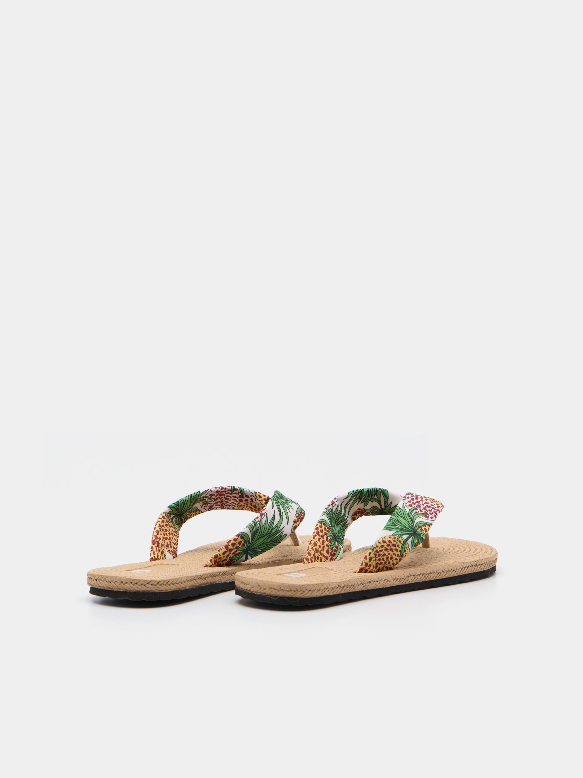 Chinelos de dedo com padrão tropical