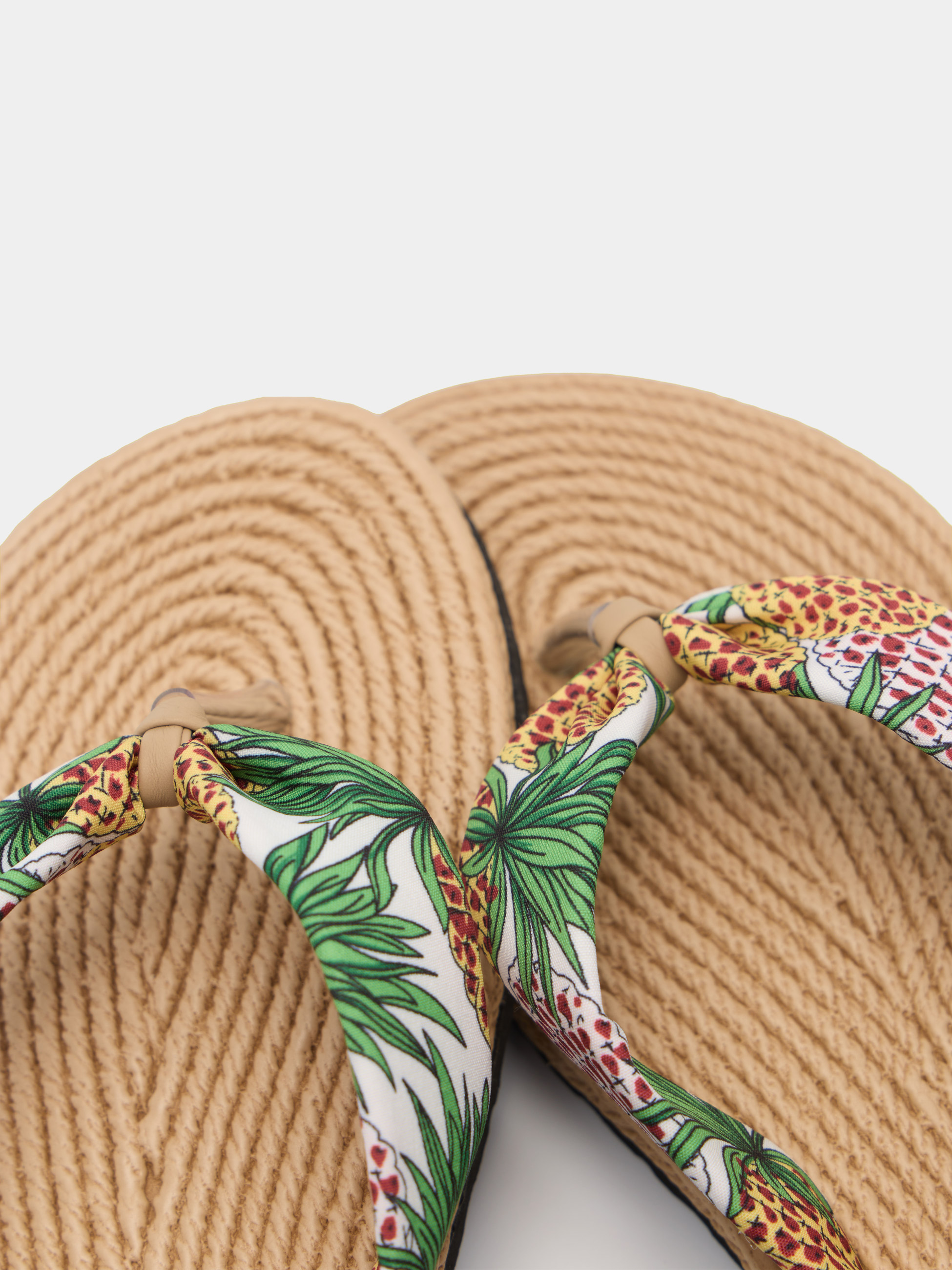 Chinelos de dedo com padrão tropical
