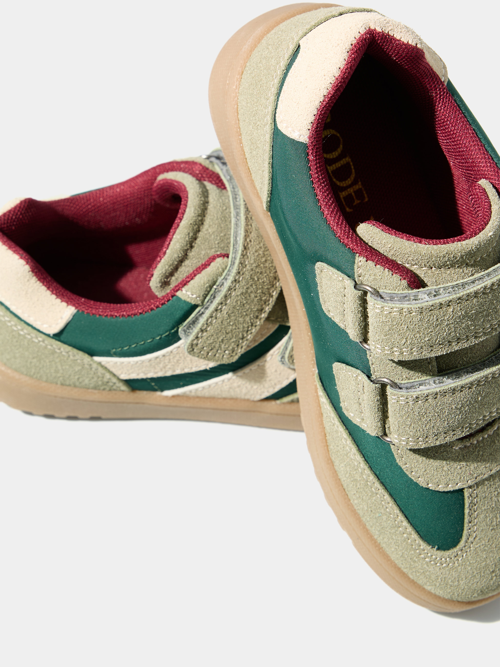 Sapatilhas com tiras de velcro