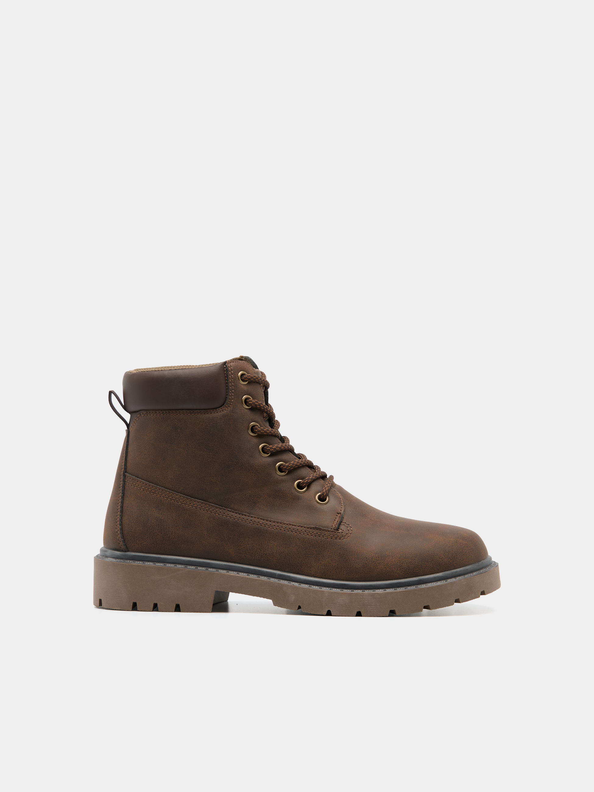 Botas de cano médio em castanho