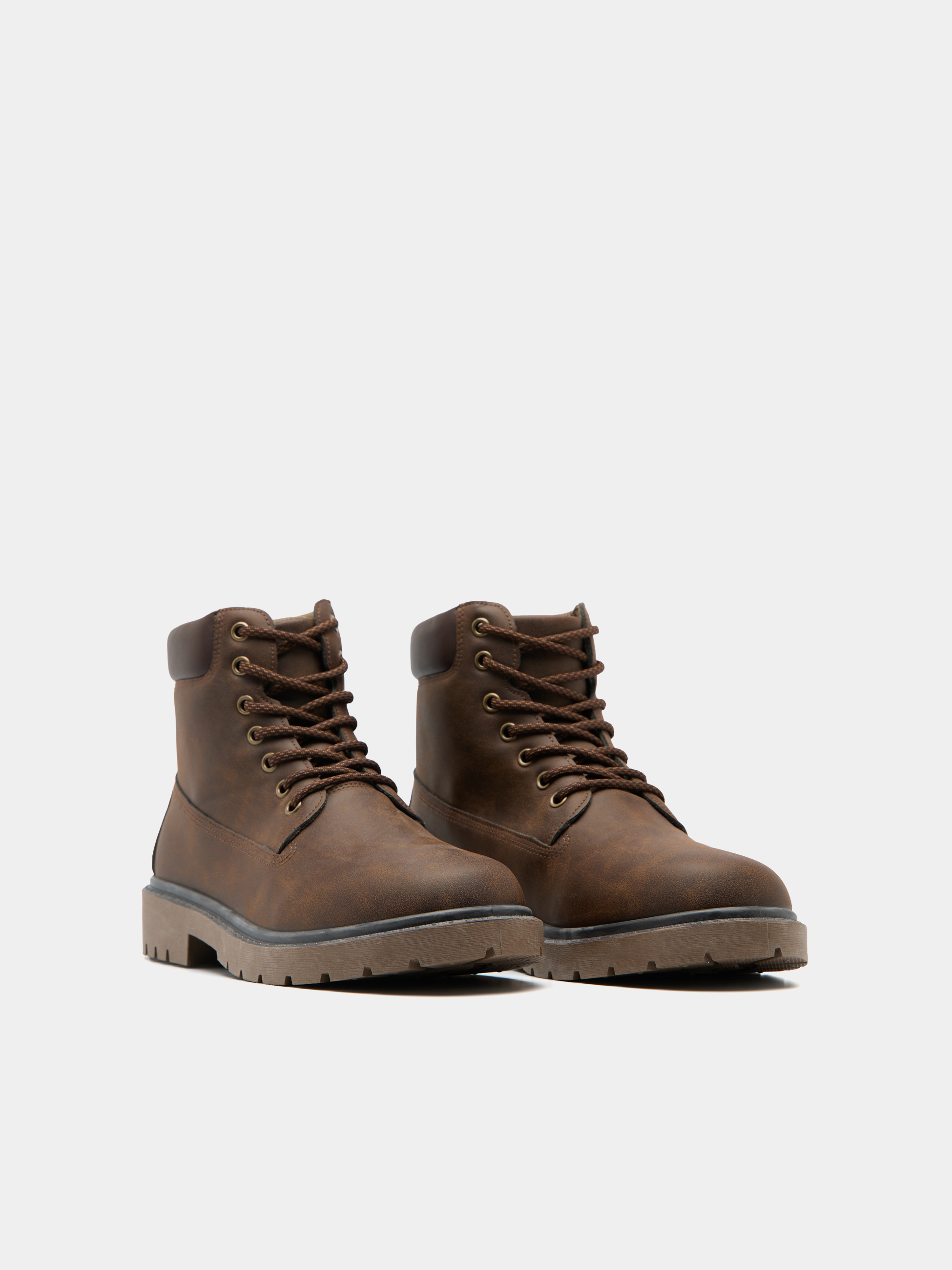 Botas de cano médio em castanho