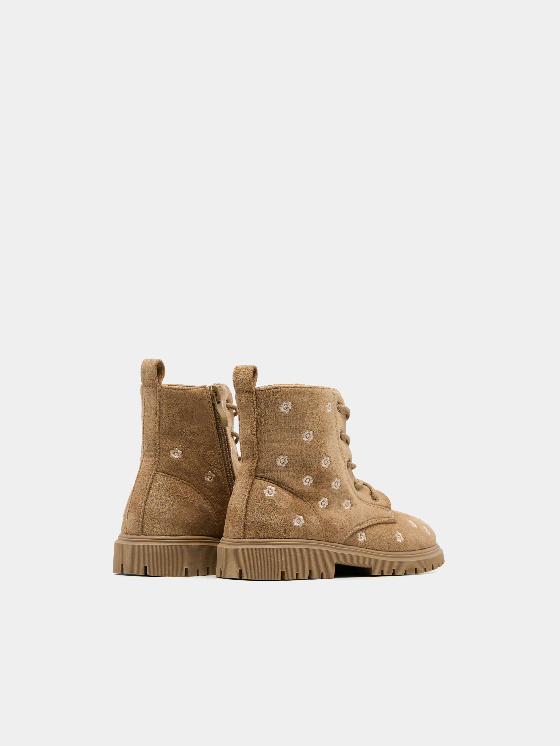 Botas com bordados florais