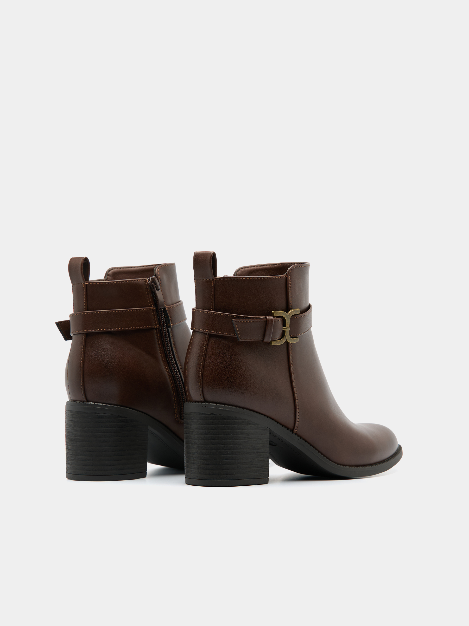 Botins com fivela