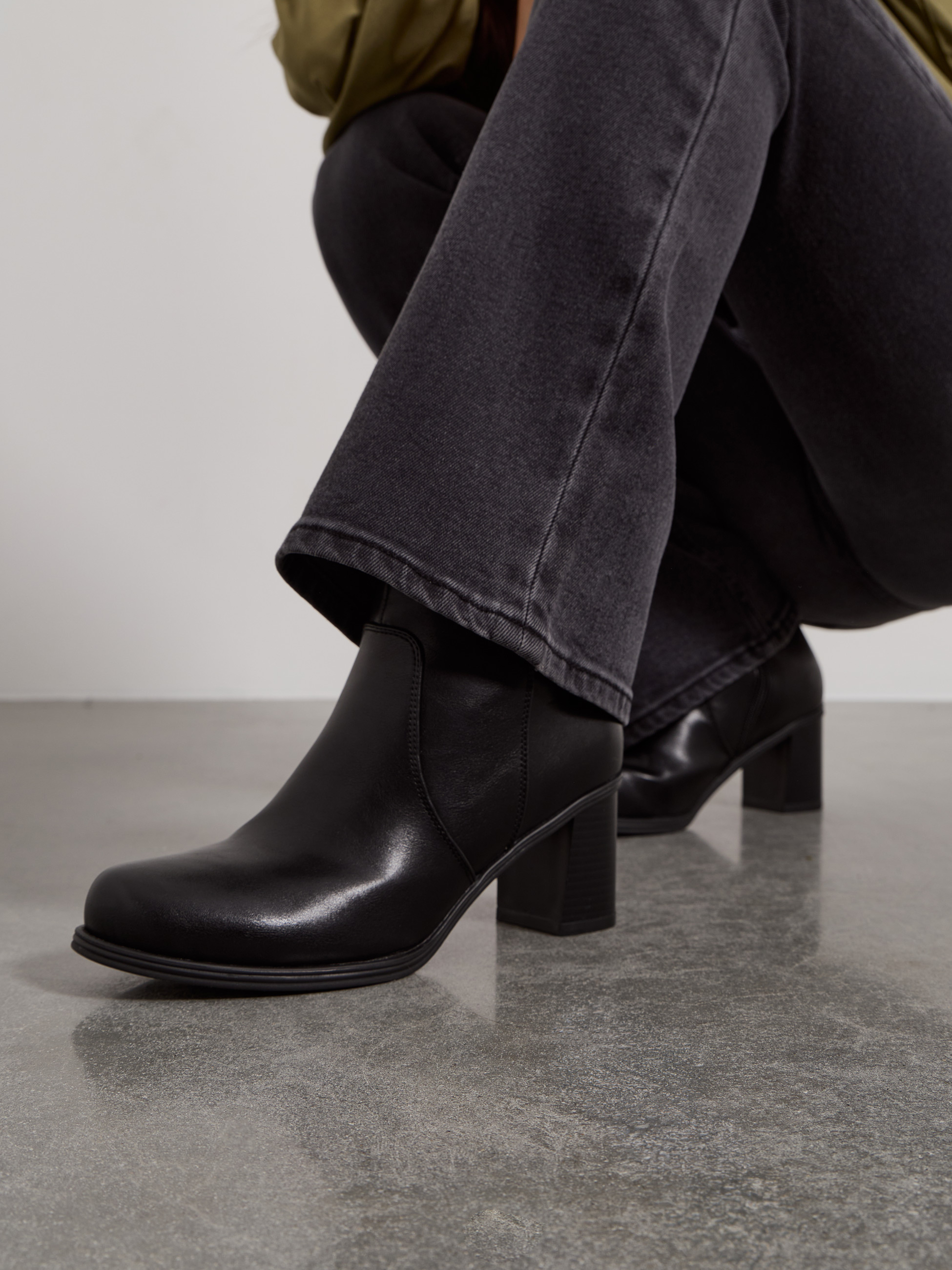 Botins de cano baixo com salto