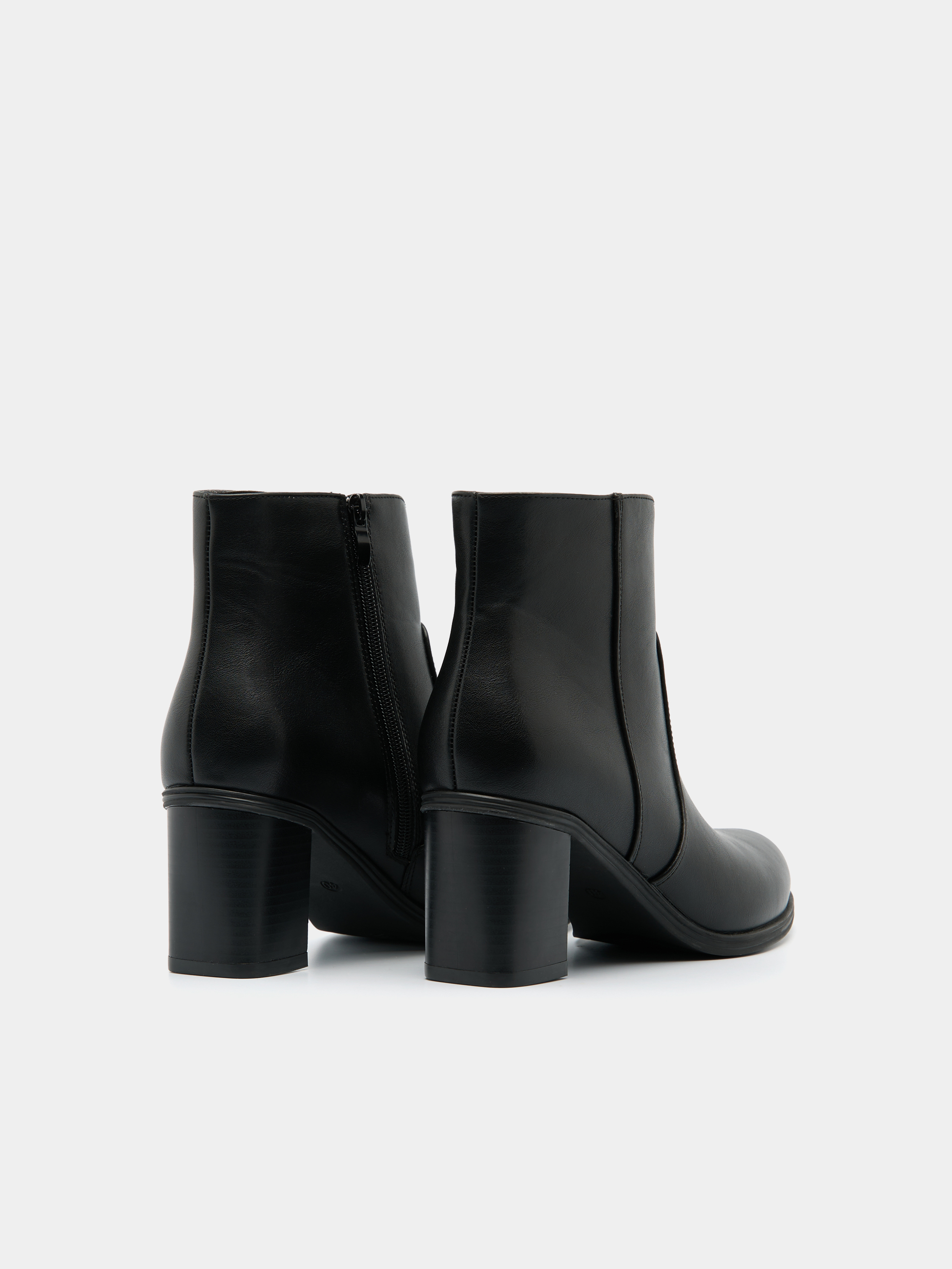 Botins de cano baixo com salto