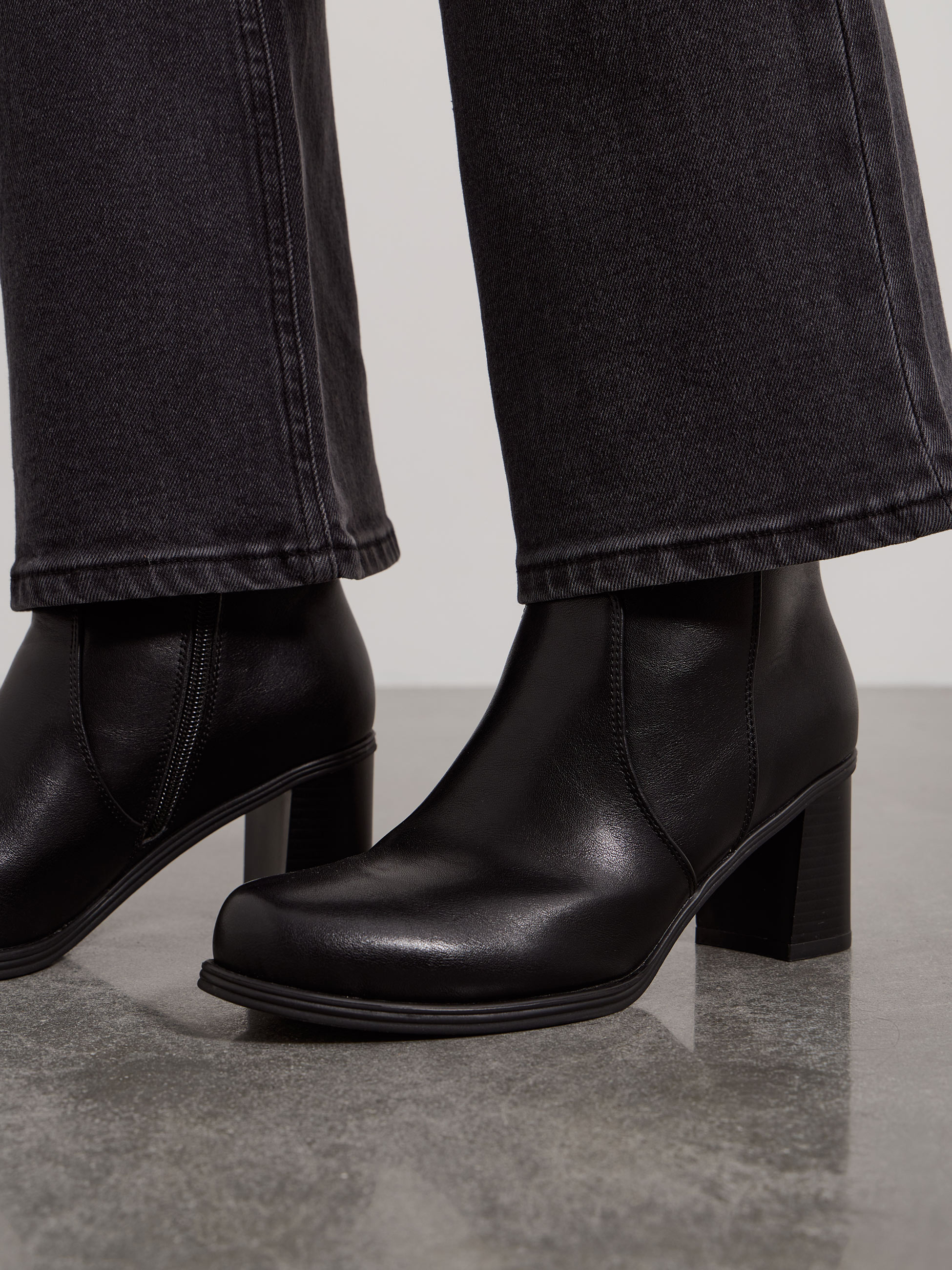 Botins de cano baixo com salto
