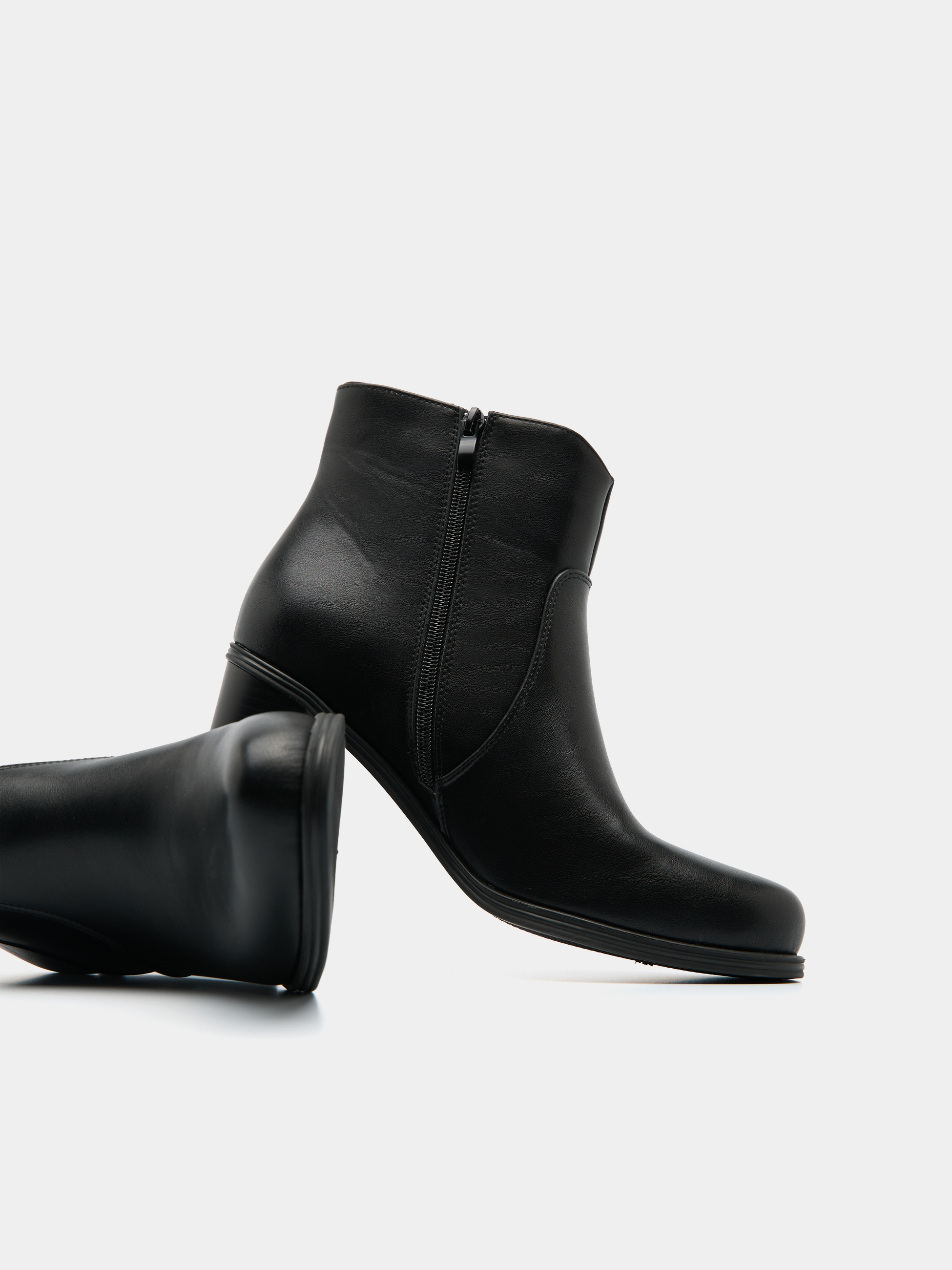 Botins de cano baixo com salto