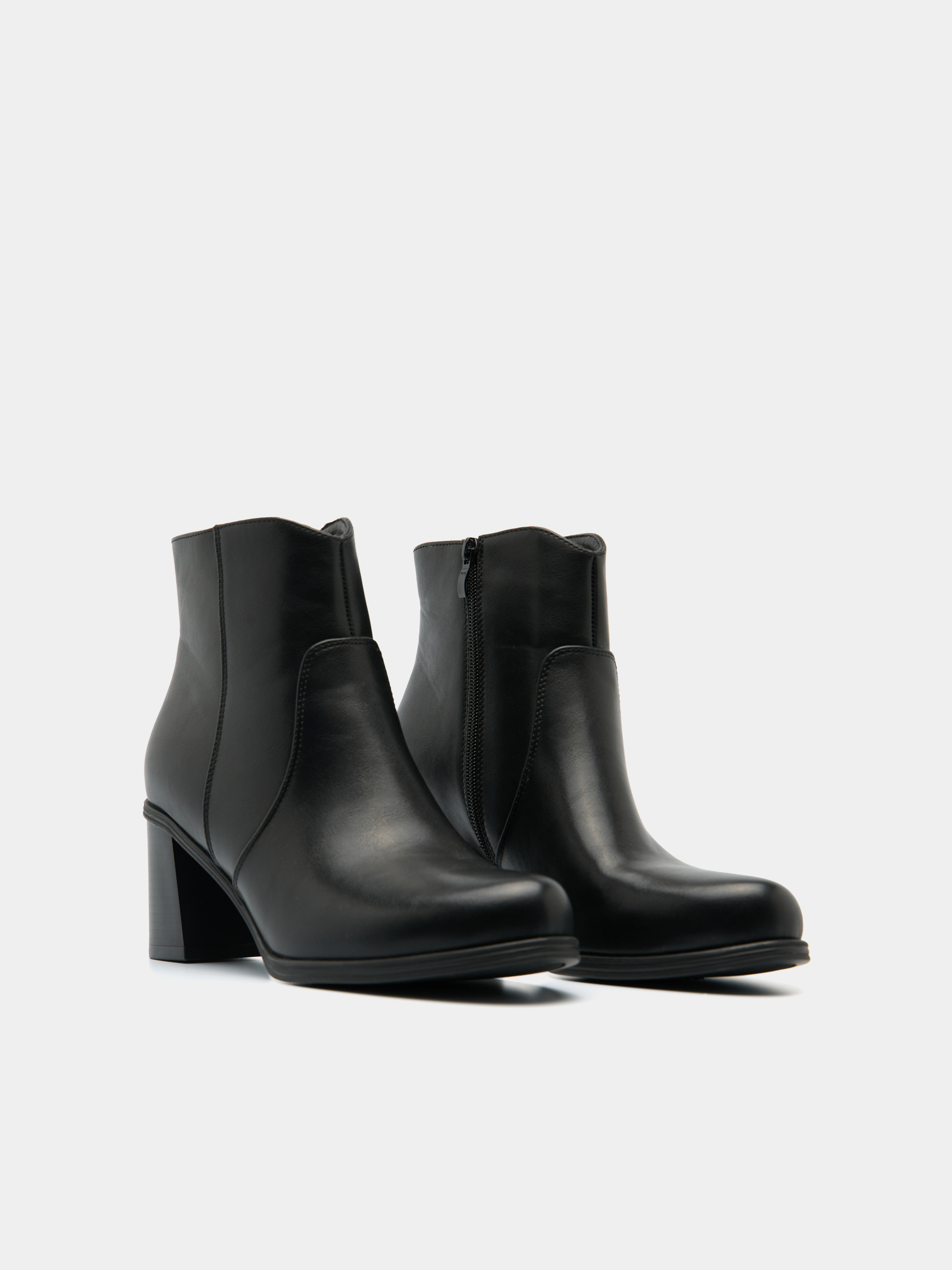 Botins de cano baixo com salto