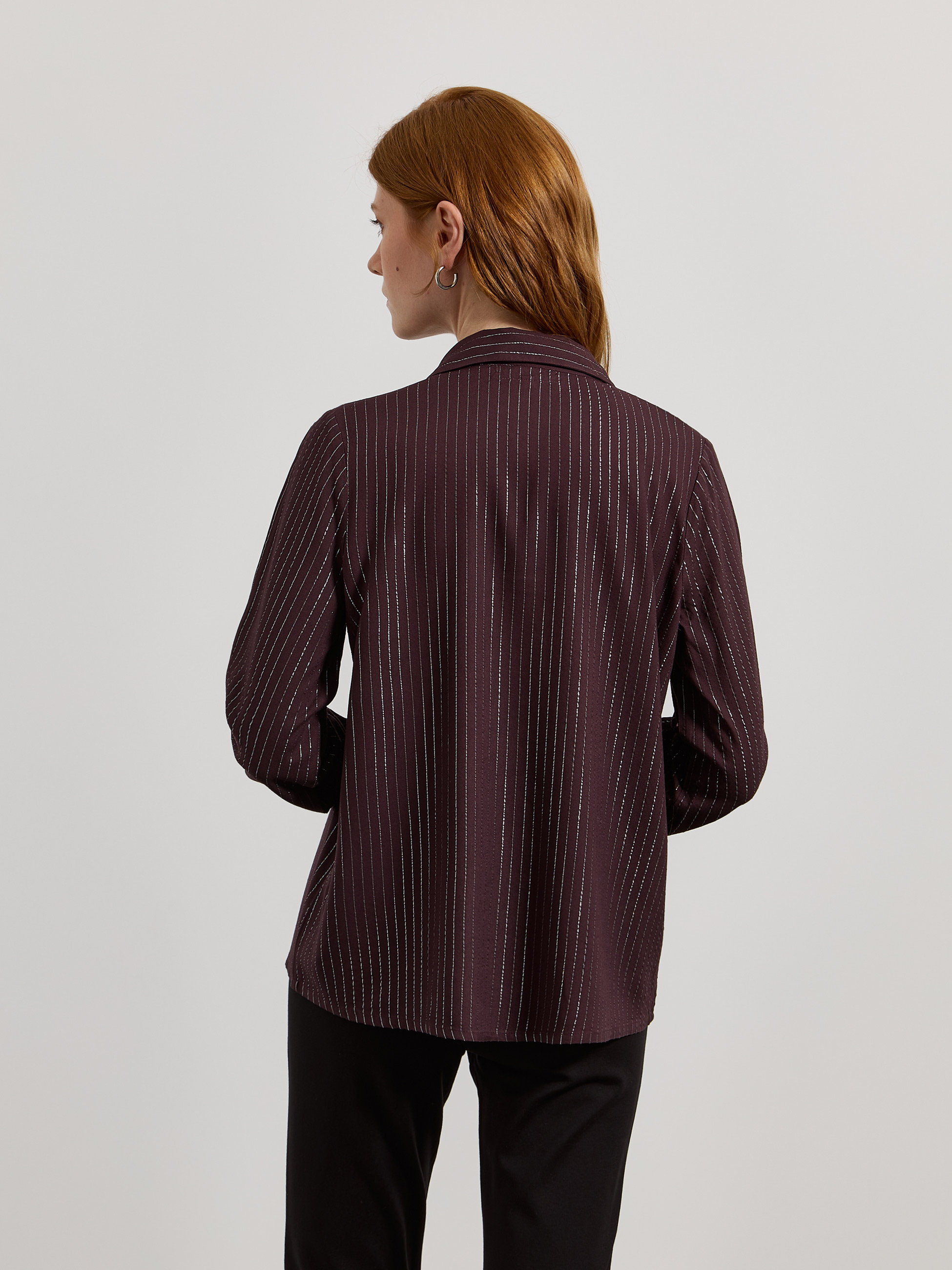 Camisa às riscas brilhantes