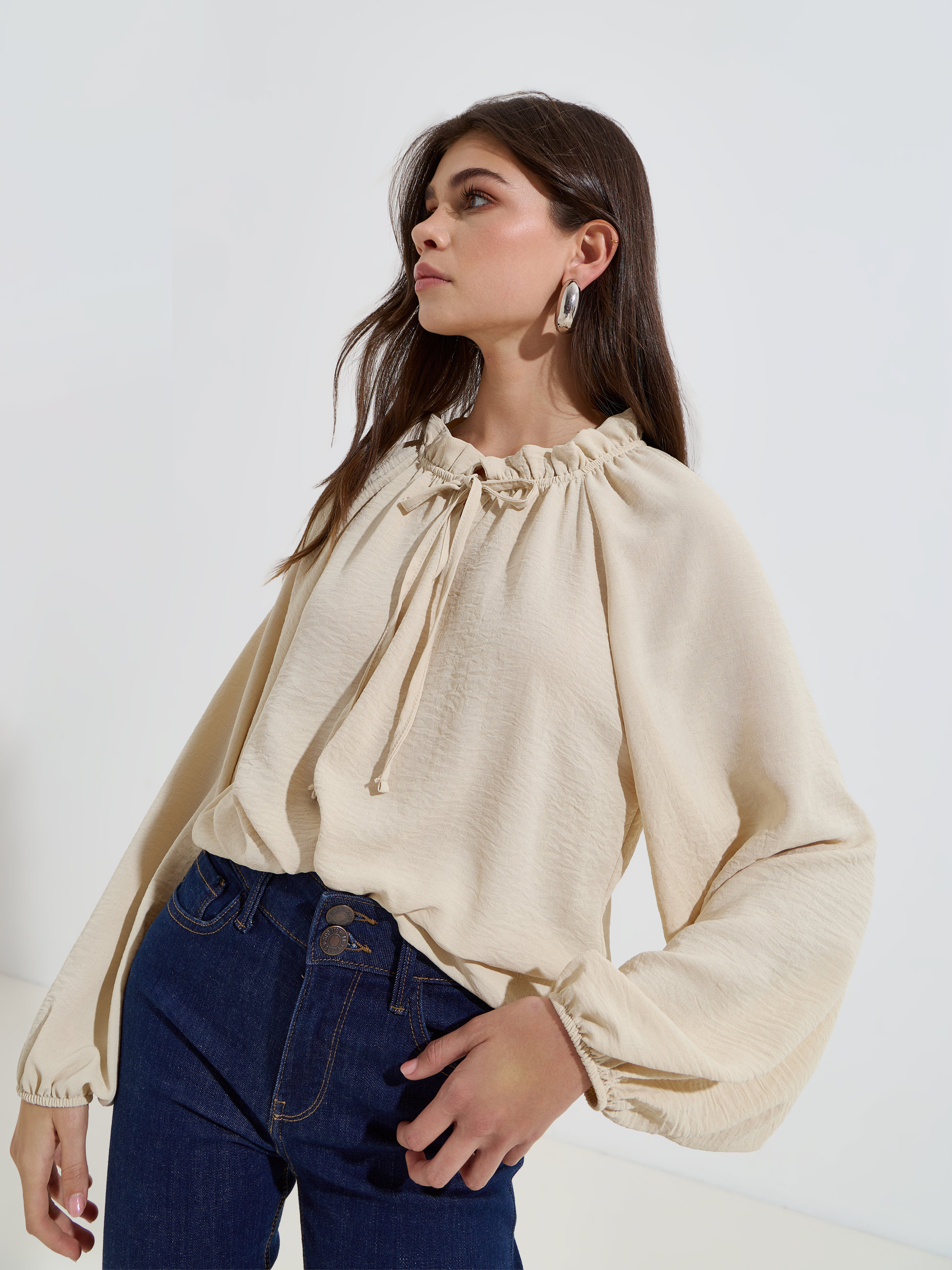 Blusa com gola franzida