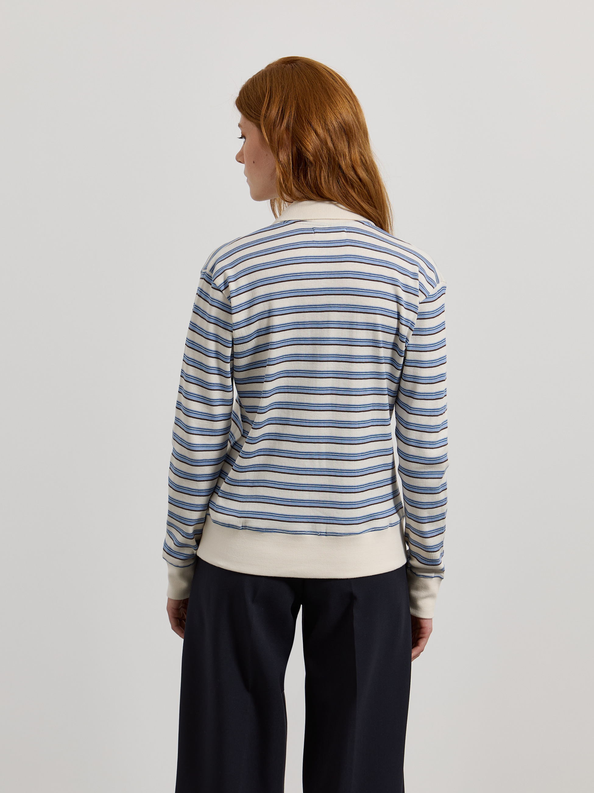 Polo de malha às riscas