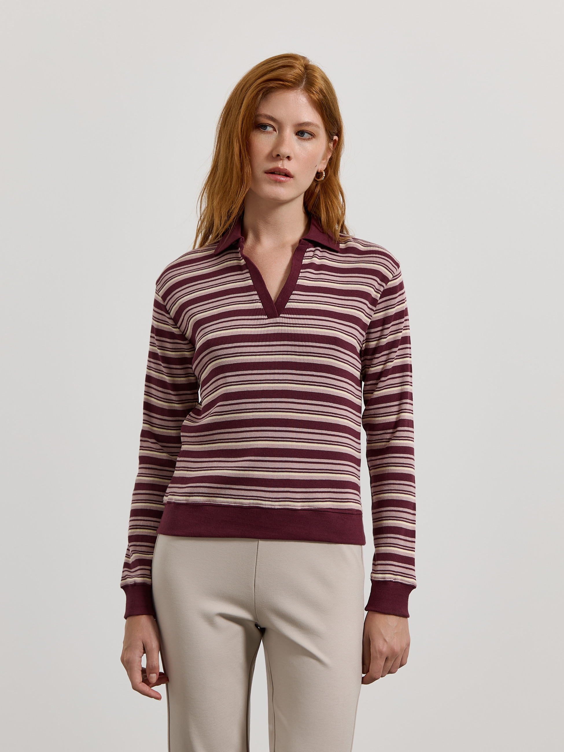 Polo de malha às riscas