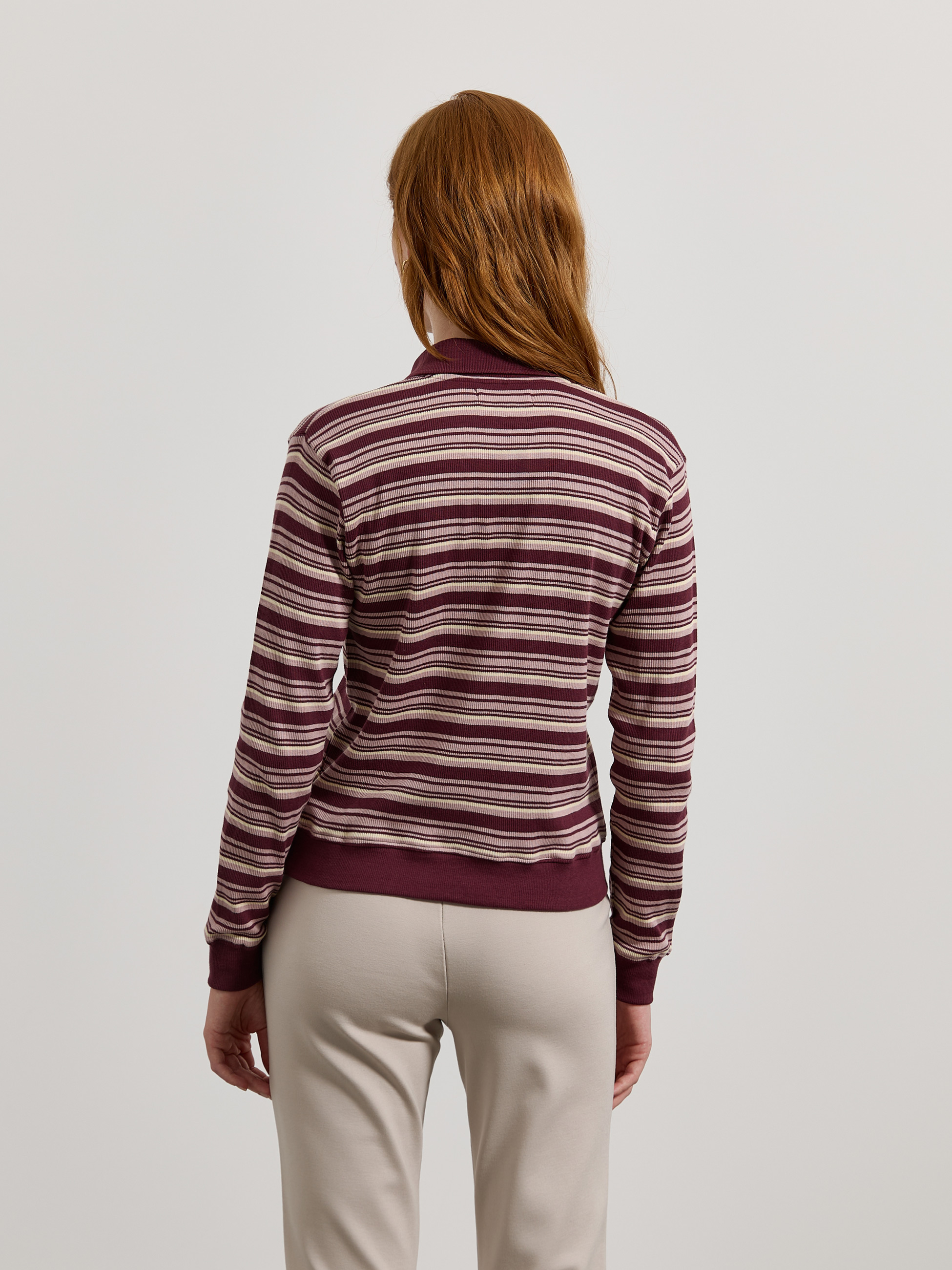 Polo de malha às riscas