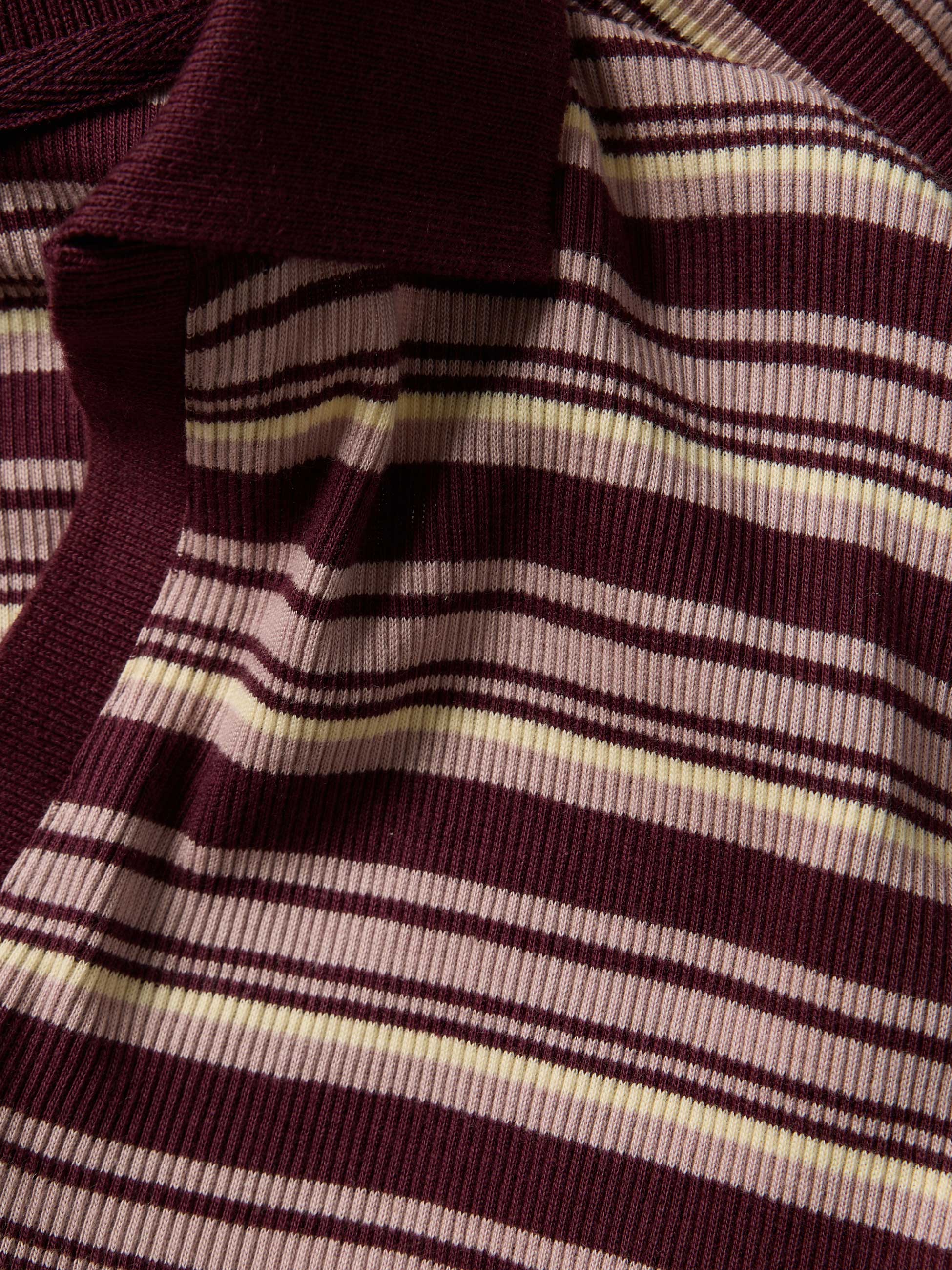 Polo de malha às riscas