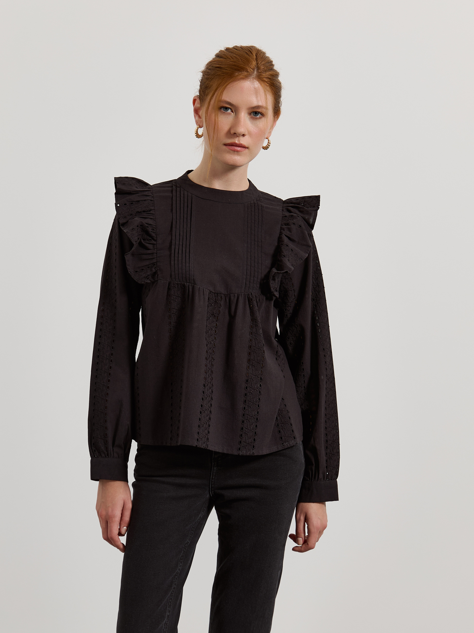 Blusa com folhos e bordado inglês
