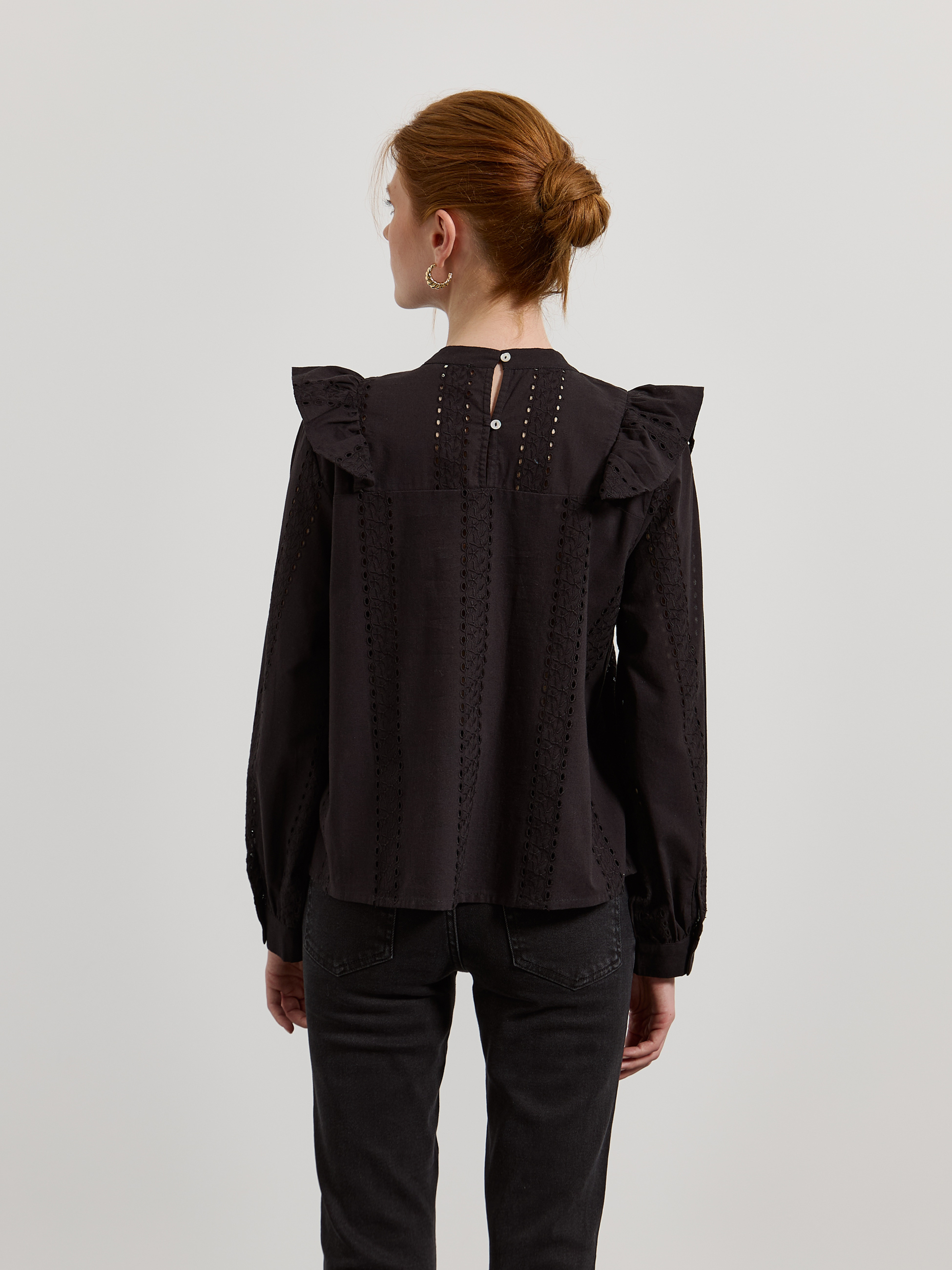 Blusa com folhos e bordado inglês