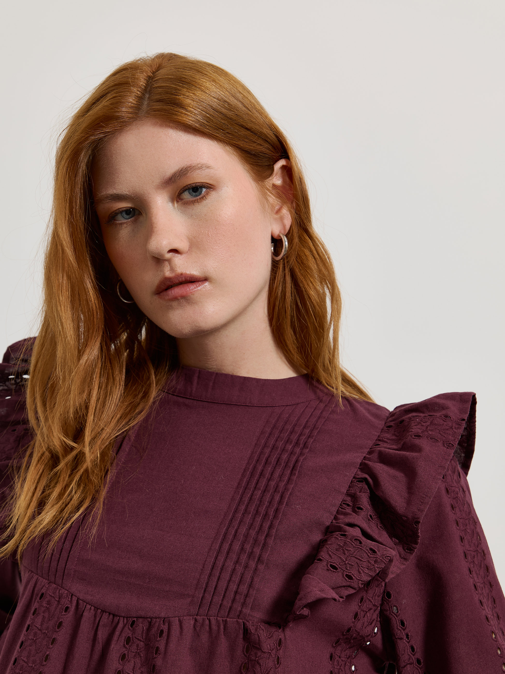 Blusa com folhos e bordado inglês