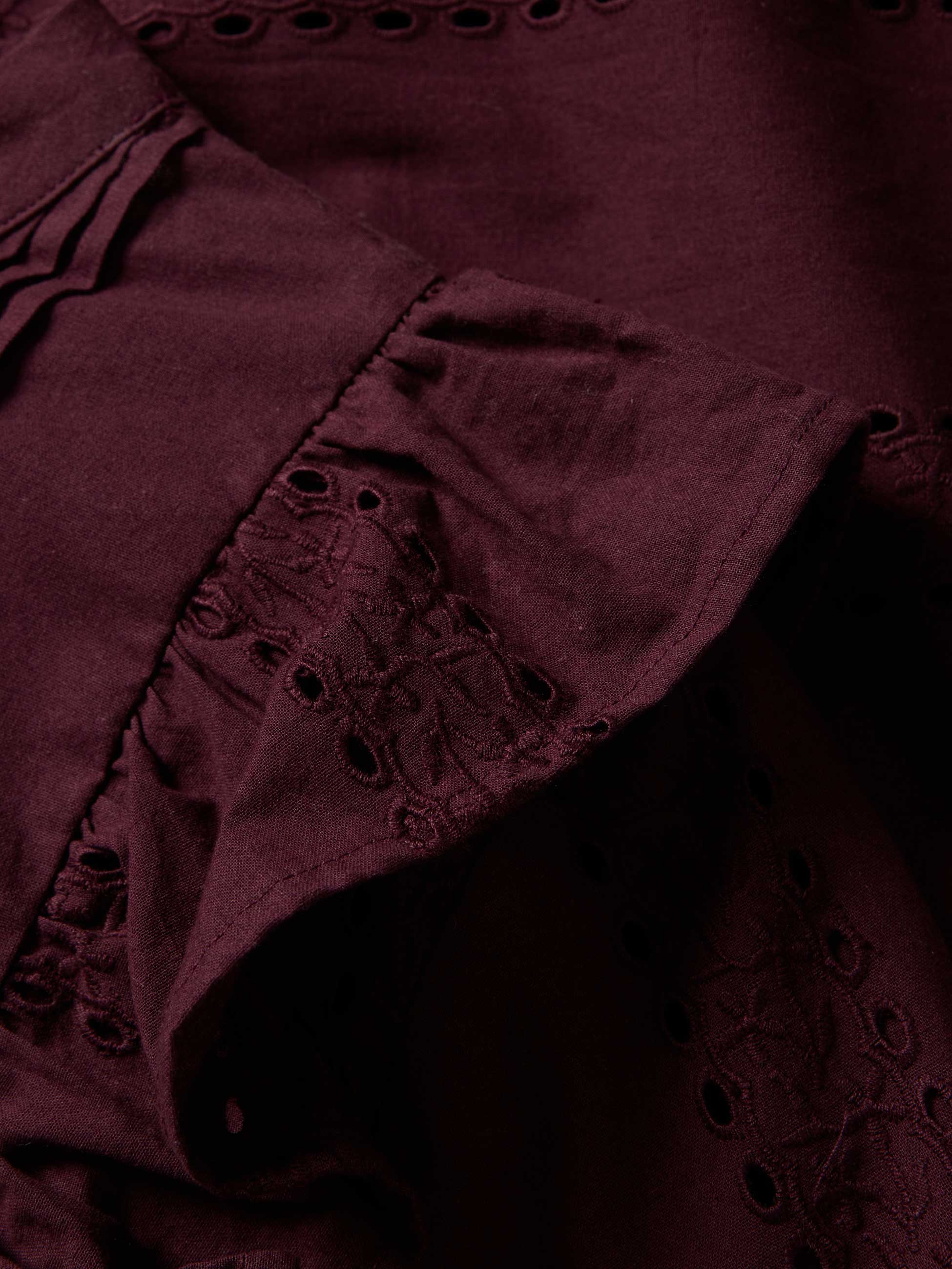 Blusa com folhos e bordado inglês
