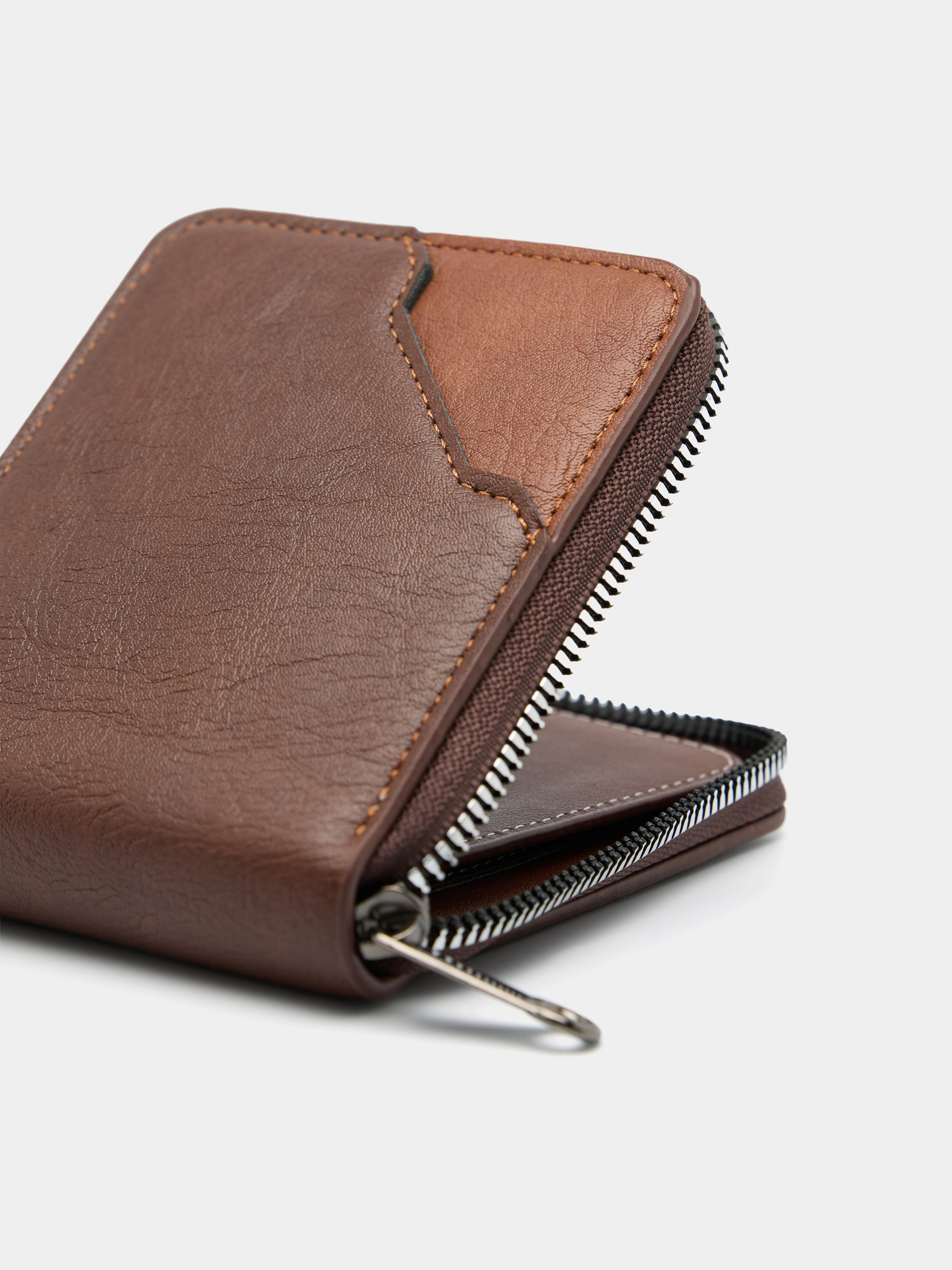 Wallet with zipper in brown