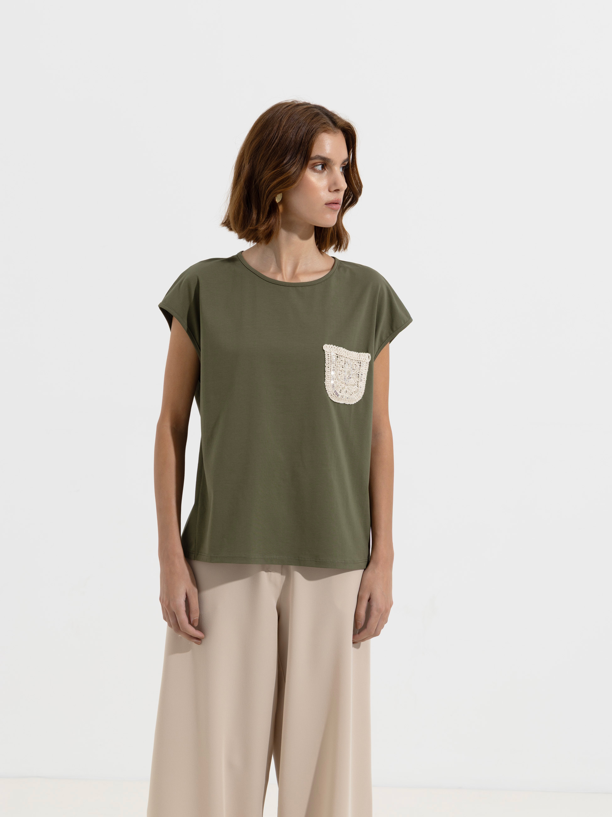 T-shirt com bolso em crochet e lantejoulas