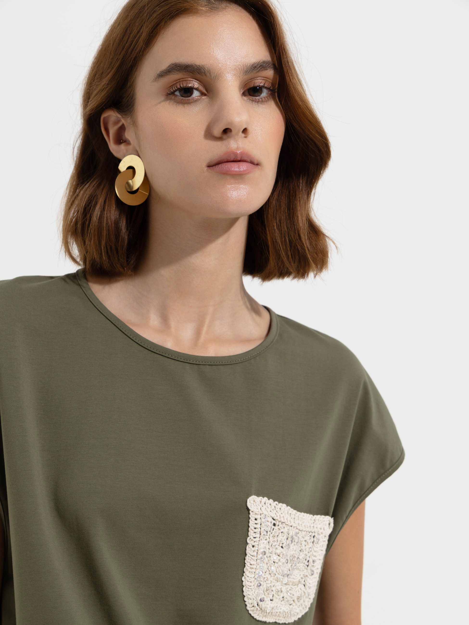 T-shirt com bolso em crochet e lantejoulas