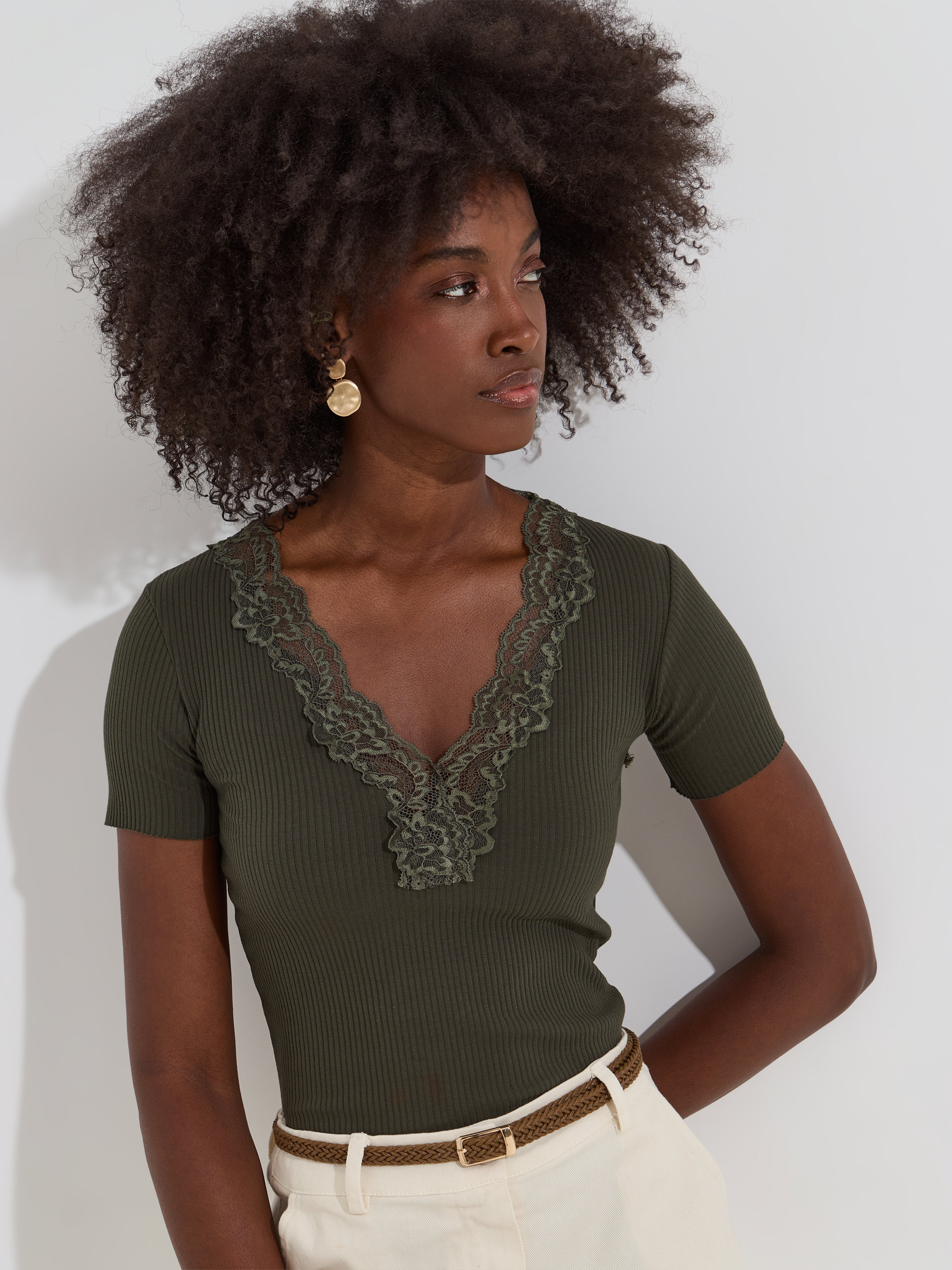 T-shirt canelada com detalhe em renda