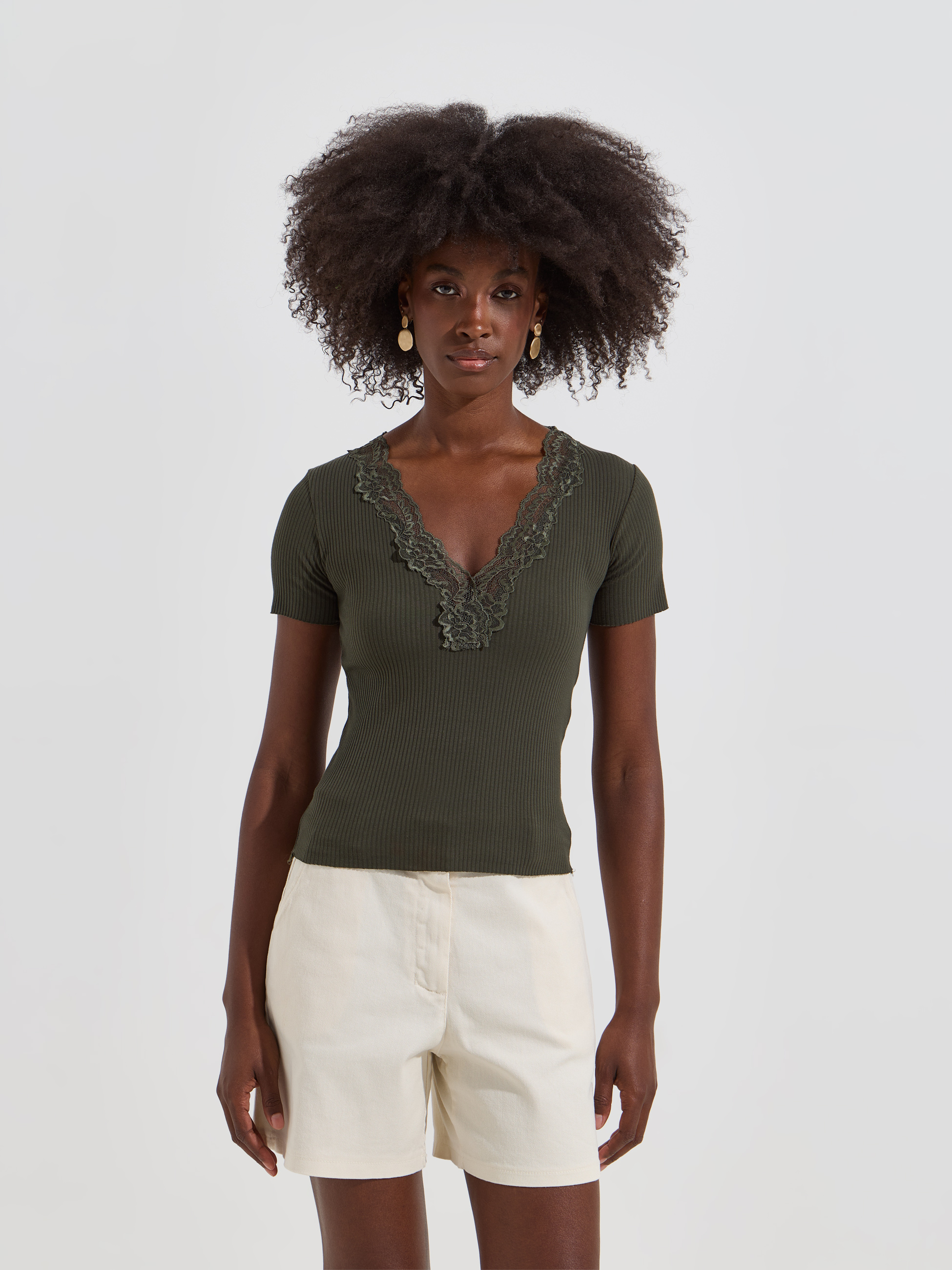 T-shirt canelada com detalhe em renda