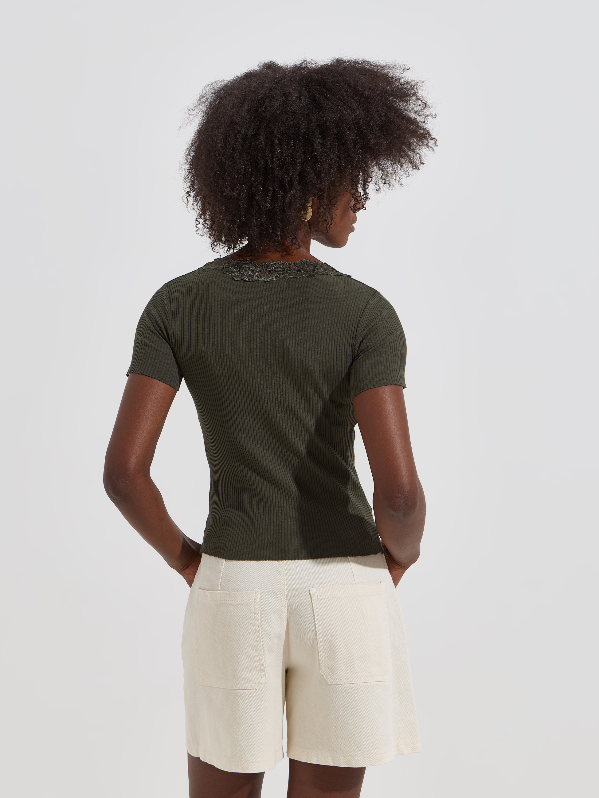 T-shirt canelada com detalhe em renda