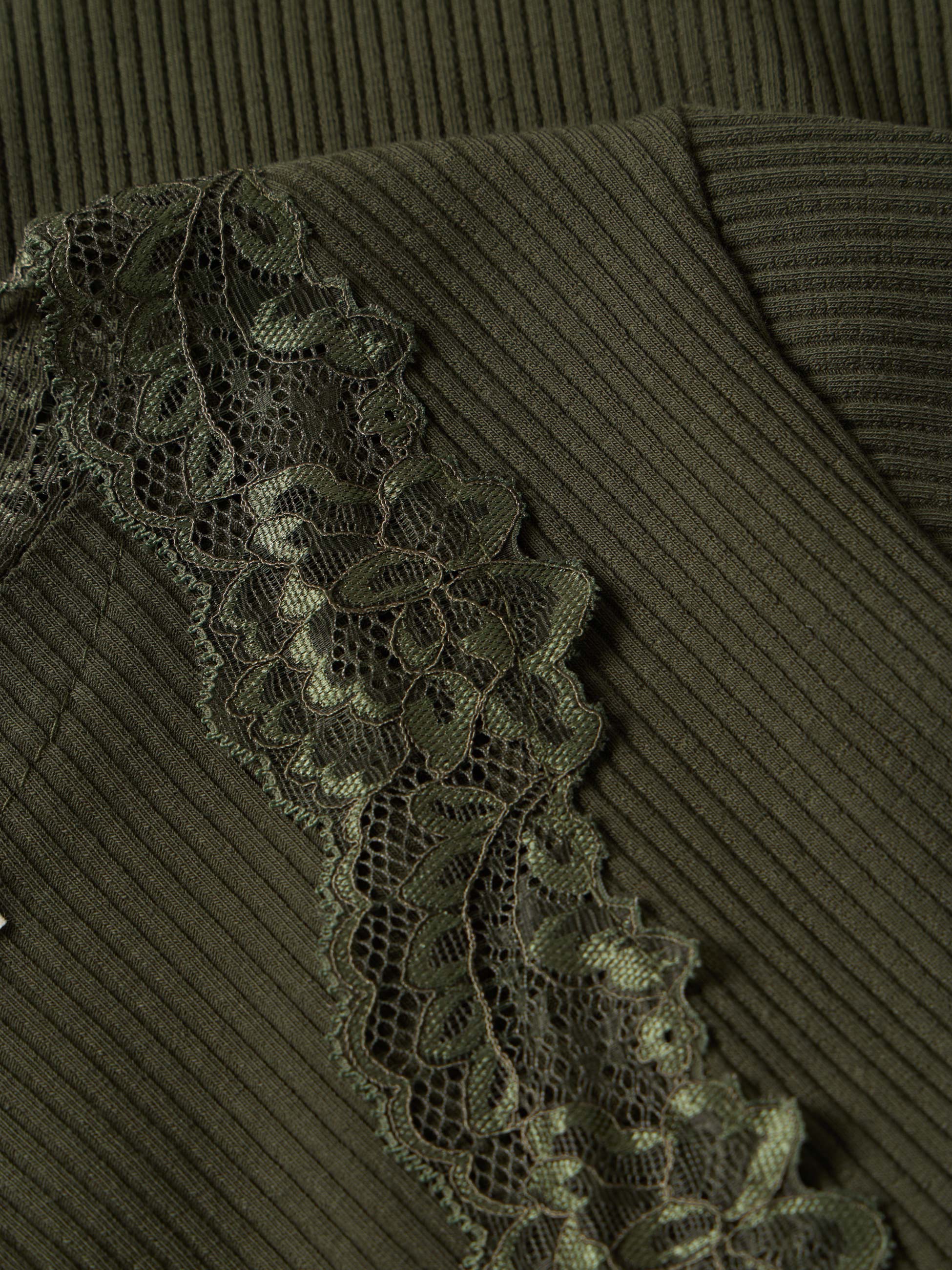 T-shirt canelada com detalhe em renda