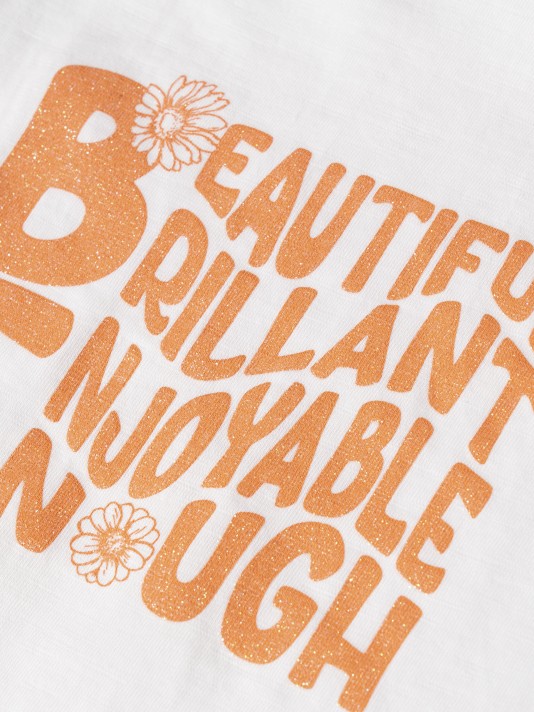 T-shirt com mensagem brilhante T-shirt com mensagem brilhante