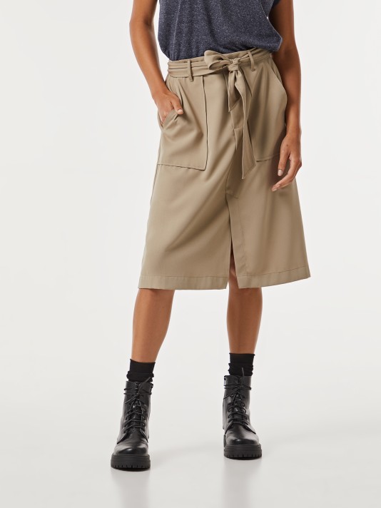 Saia com cinto Saia com cinto