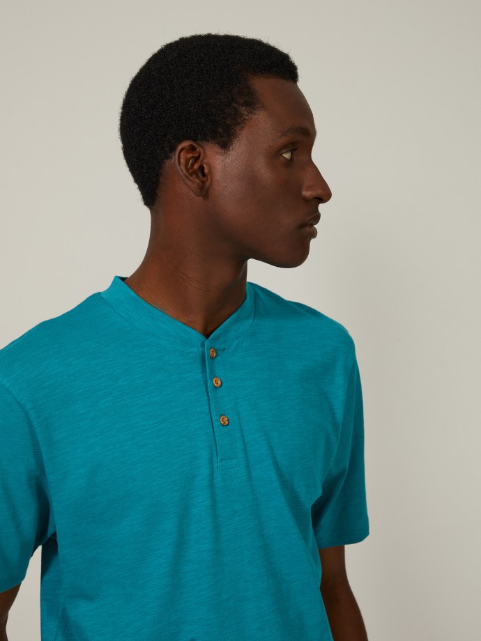 T-shirt com bot�es
